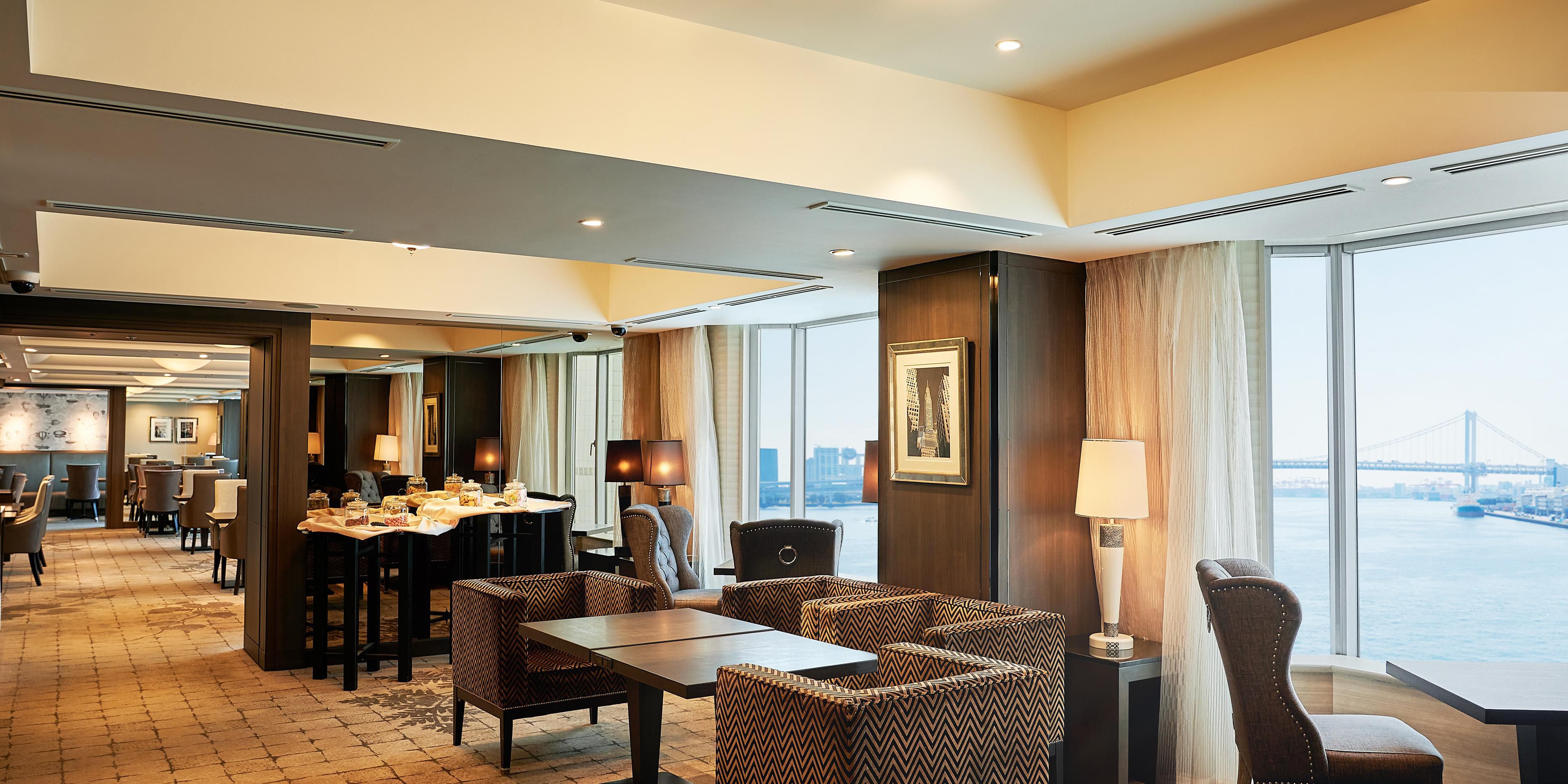 With spectacular views of the waterfront, the Club InterContinental Lounge offers unobstructed views of the Rainbow Bridge and Tokyo Bay from the 20th floor. Club level guests enjoy exclusive access to the lounge, with personalised food and beverage services.