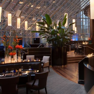 The Azure Bar mang đến một không gian hiện đại để gặp gỡ bạn bè