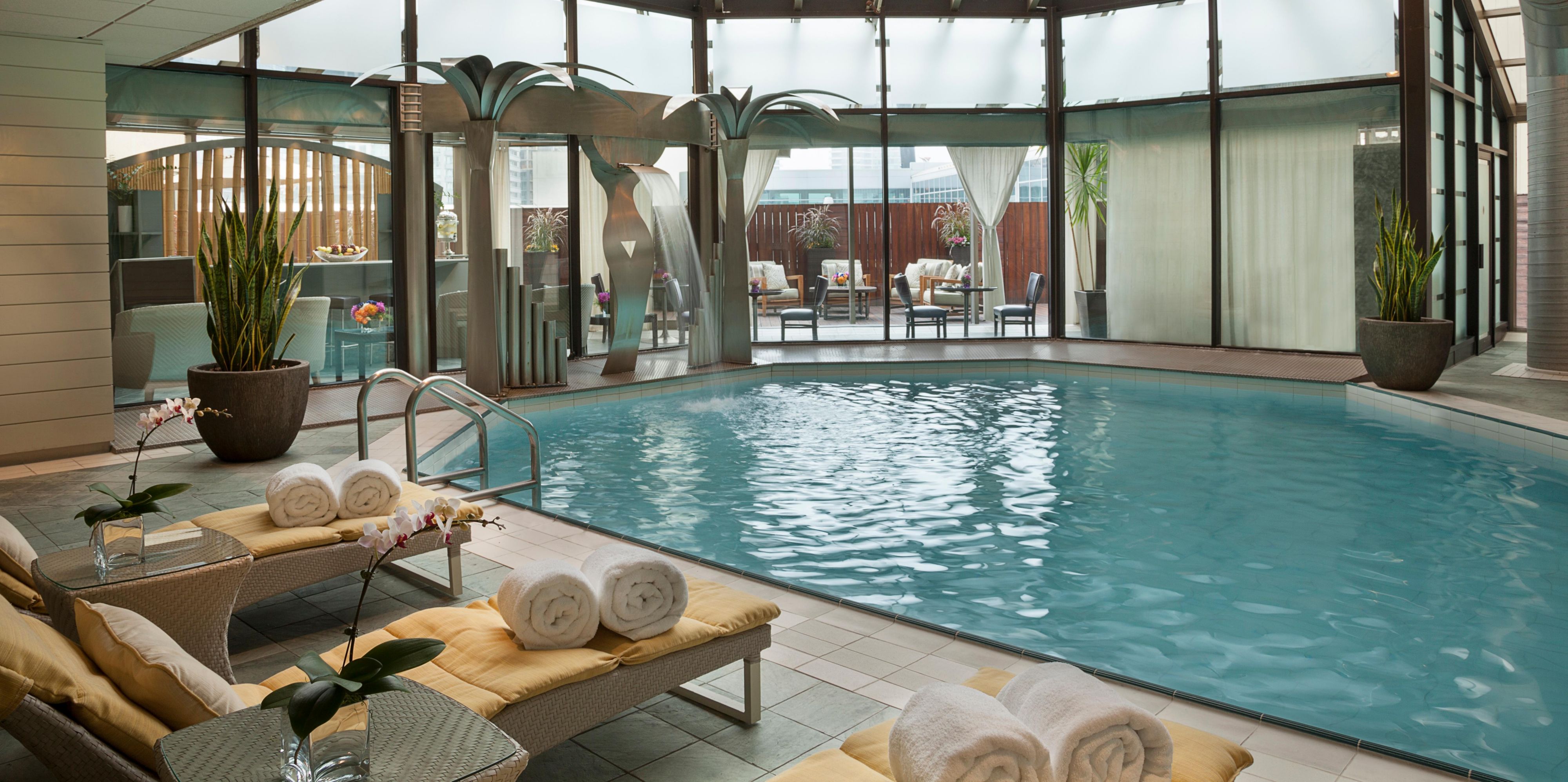 Hồ bơi lớn trong nhà của chúng tôi tạo ra một ốc đảo ở trung tâm thành phố Toronto