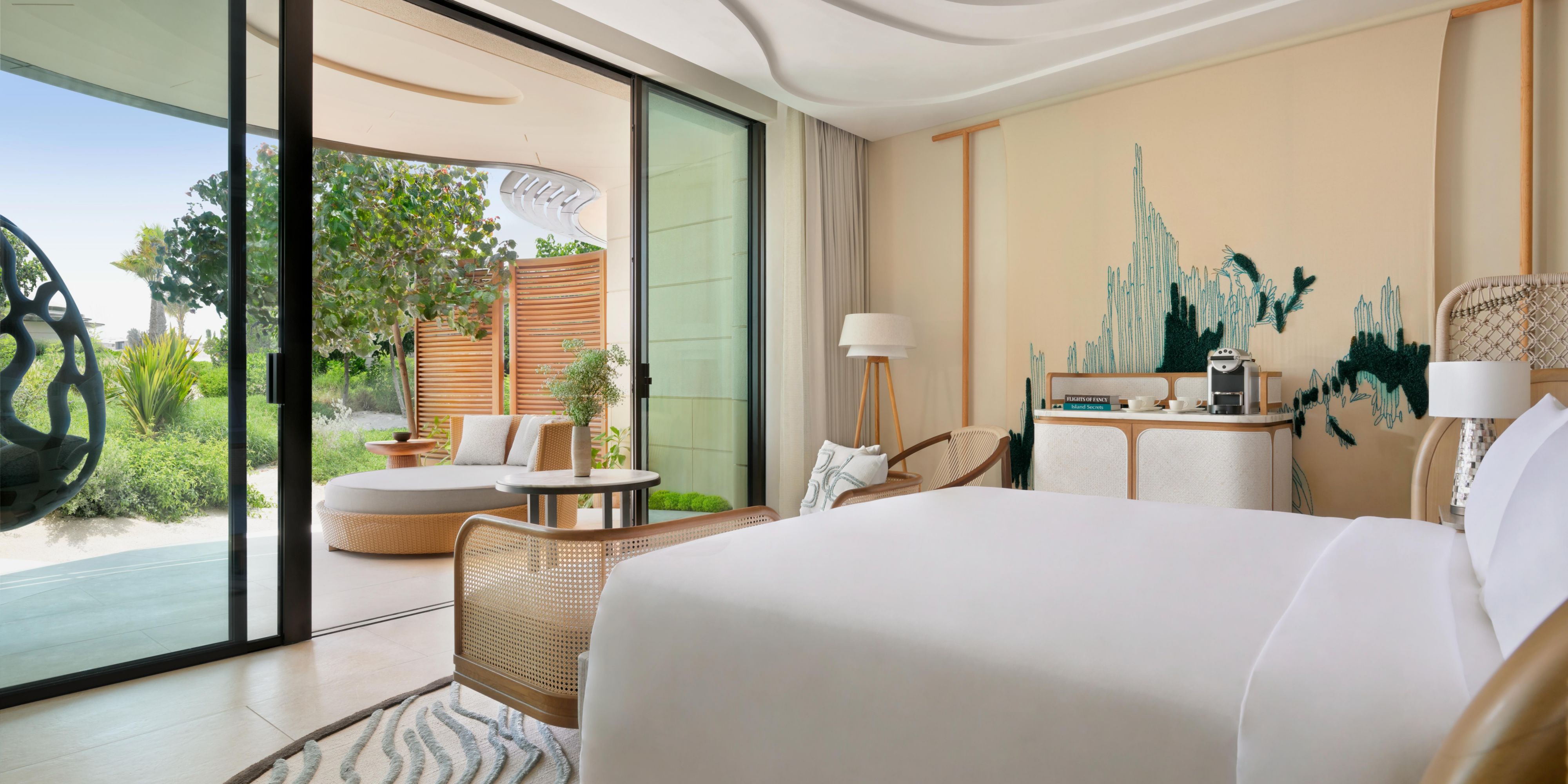 紅海のアラビア天文台では、自然のままの暗い空の下で星空を眺めることができます。夕暮れのウォーキング、エコアクティビティ、プロによる天体ツアーなど、楽しみ方もいろいろ。サウジアラビアの自然を拠点にするこの目的地は、サウジアラビアの自然を満喫する旅を再定義。サステナブルな取り組みとラグジュアリーなご滞在をお楽しみいただけます。