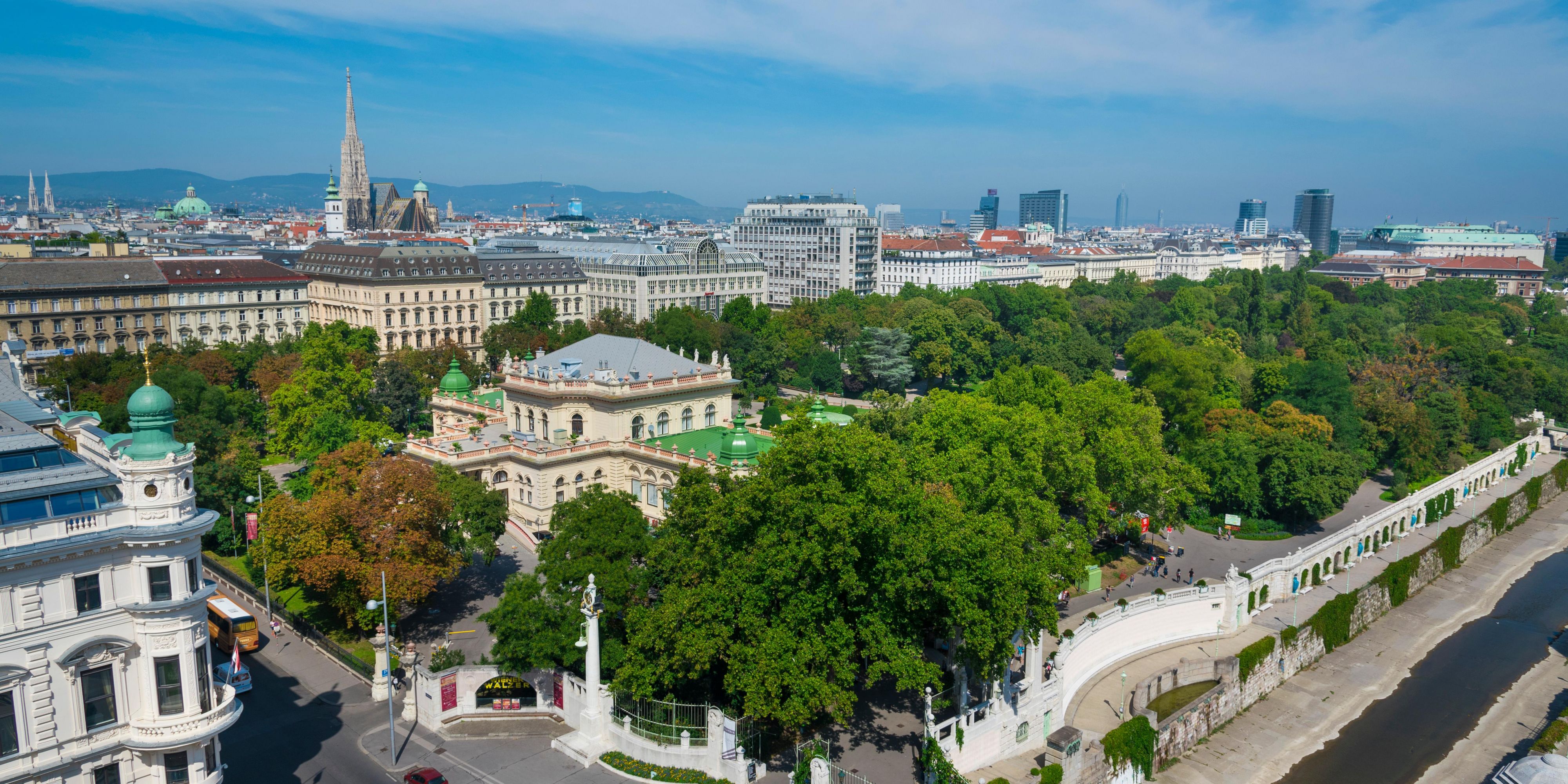 Der Stadtpark, der sich gegenüber dem Haupteingang des Hotels befindet, ist eine Oase der Ruhe und Entspannung direkt im Stadtzentrum. Der Stadtpark bietet sich auch für Spaziergänge oder sportliche Aktivitäten an. Sein goldenes Johann-Strauss-Denkmal ist eines der am häufigsten fotografierten Denkmäler der Welt.