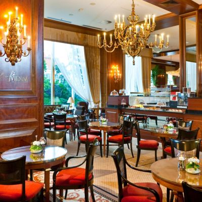 Quầy Intermezzo Bar huyền thoại với chiếc đèn chùm ấn tượng