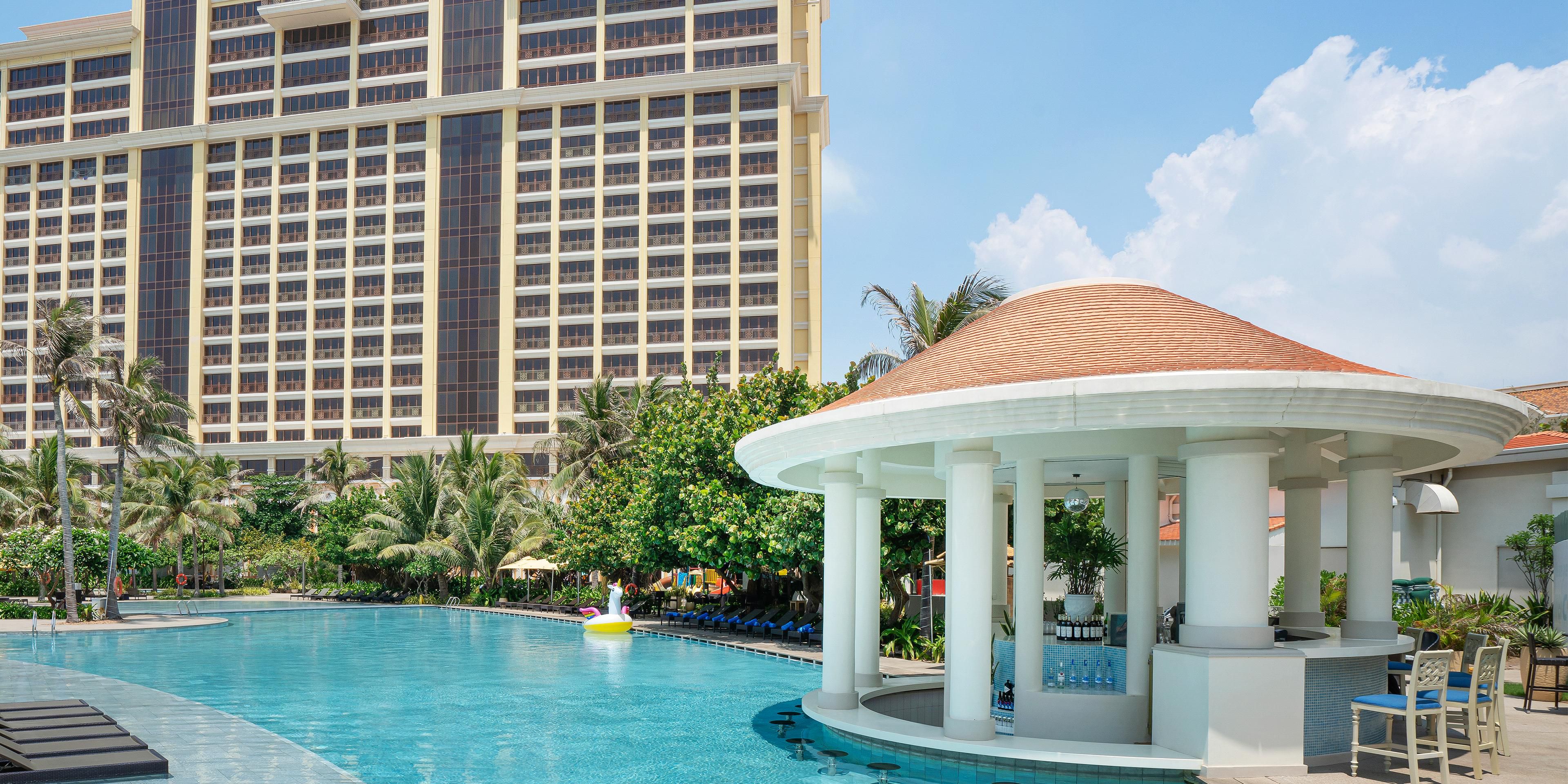 Located at the poolside, Pool Bar offers The Grand’s best location for a beach-front cocktail or tropical drink. Fresh coconuts are also available, served at the swim up bar located within the resort pools.
