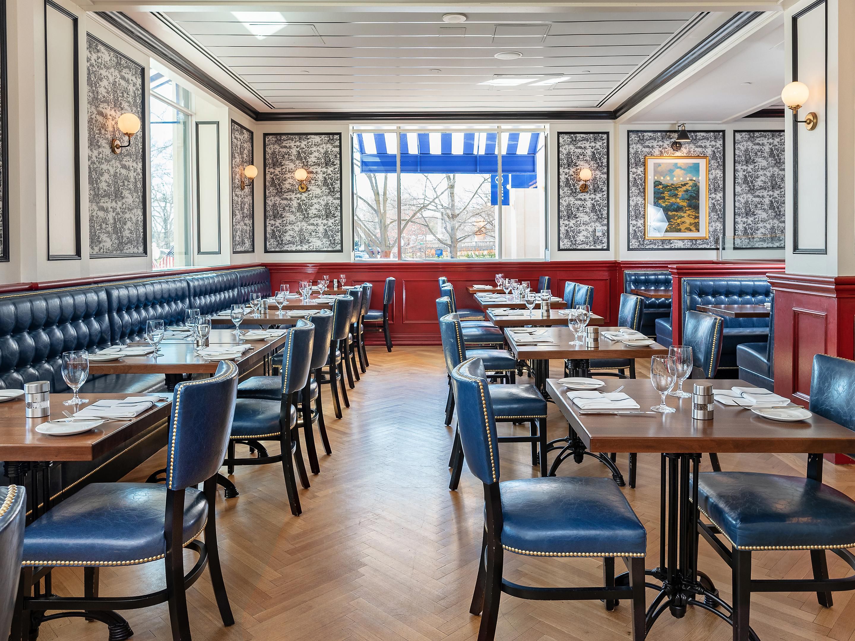 Cafe du Parc offers breakfast, lunch and dinner.