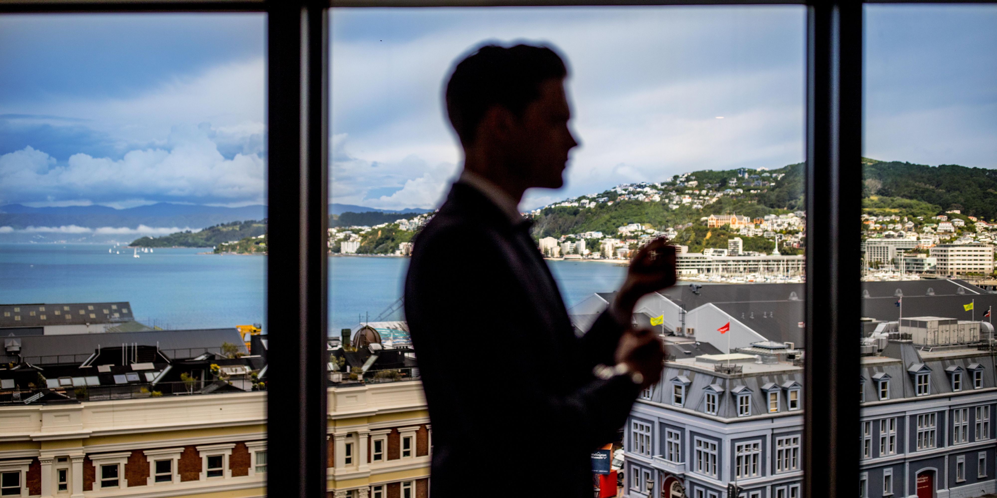 The Club InterContinental takes advantage of the hotel's position, spanning the total width of the hotel and overlooking the whole harbour with truly stunning views, day and night. Complementing the views and enhancing the ambience of luxurious comfort, the lounge features three cuisine occasions during each day.