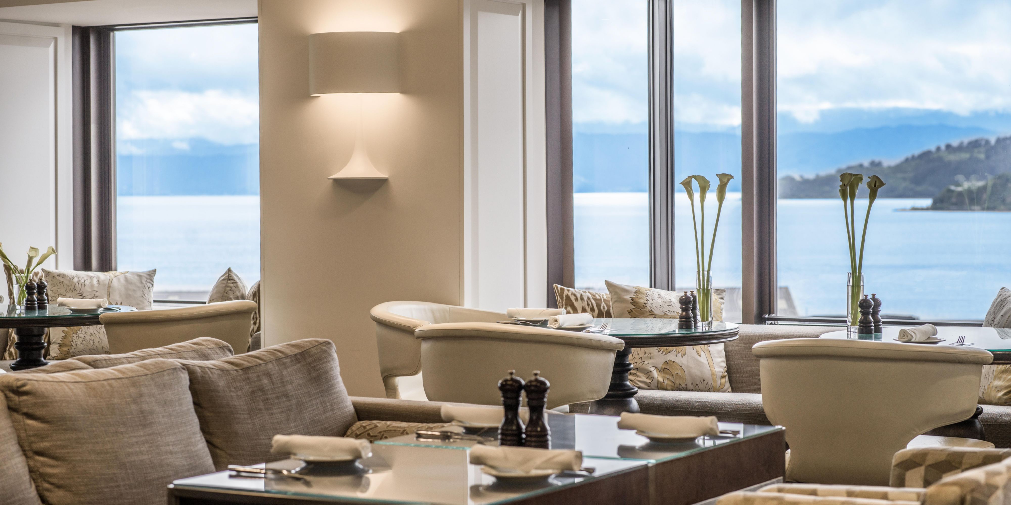 Club InterContinental takes advantage of the hotel's position, spanning the total width of the hotel and overlooking the whole harbour with truly stunning views, day and night. Complementing the views and enhancing the ambience of luxurious comfort, the lounge offers three meals each day and a handful of extras. 