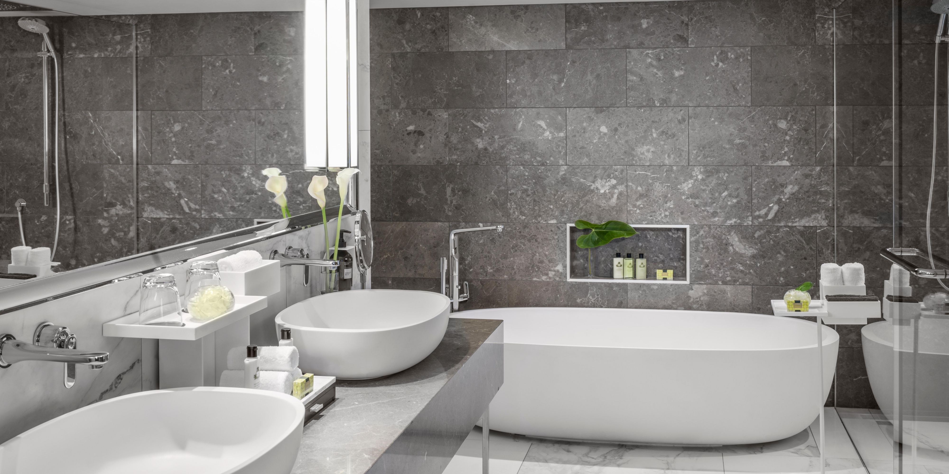 Soak in the grandeur of our Presidential Suite bathroom.