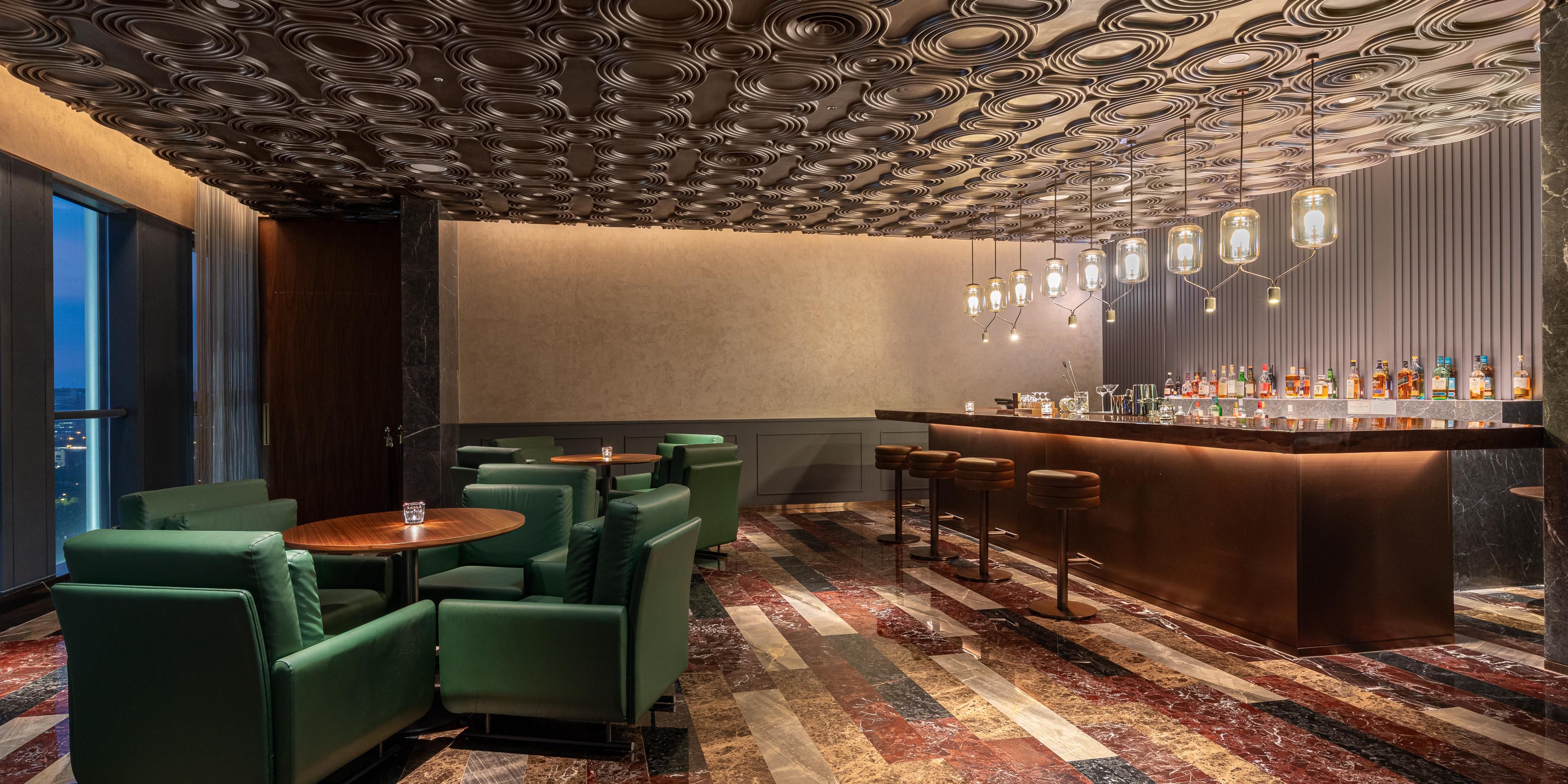 From 18:00 to 24:00 every Friday to Saturday, specially crafted cocktails, spirits and delicate snacks are served at Cha Bar on the 25th floor. At this high-altitude spot, you can listen to beautiful music, admire the city's night view, and spend a wonderful evening.