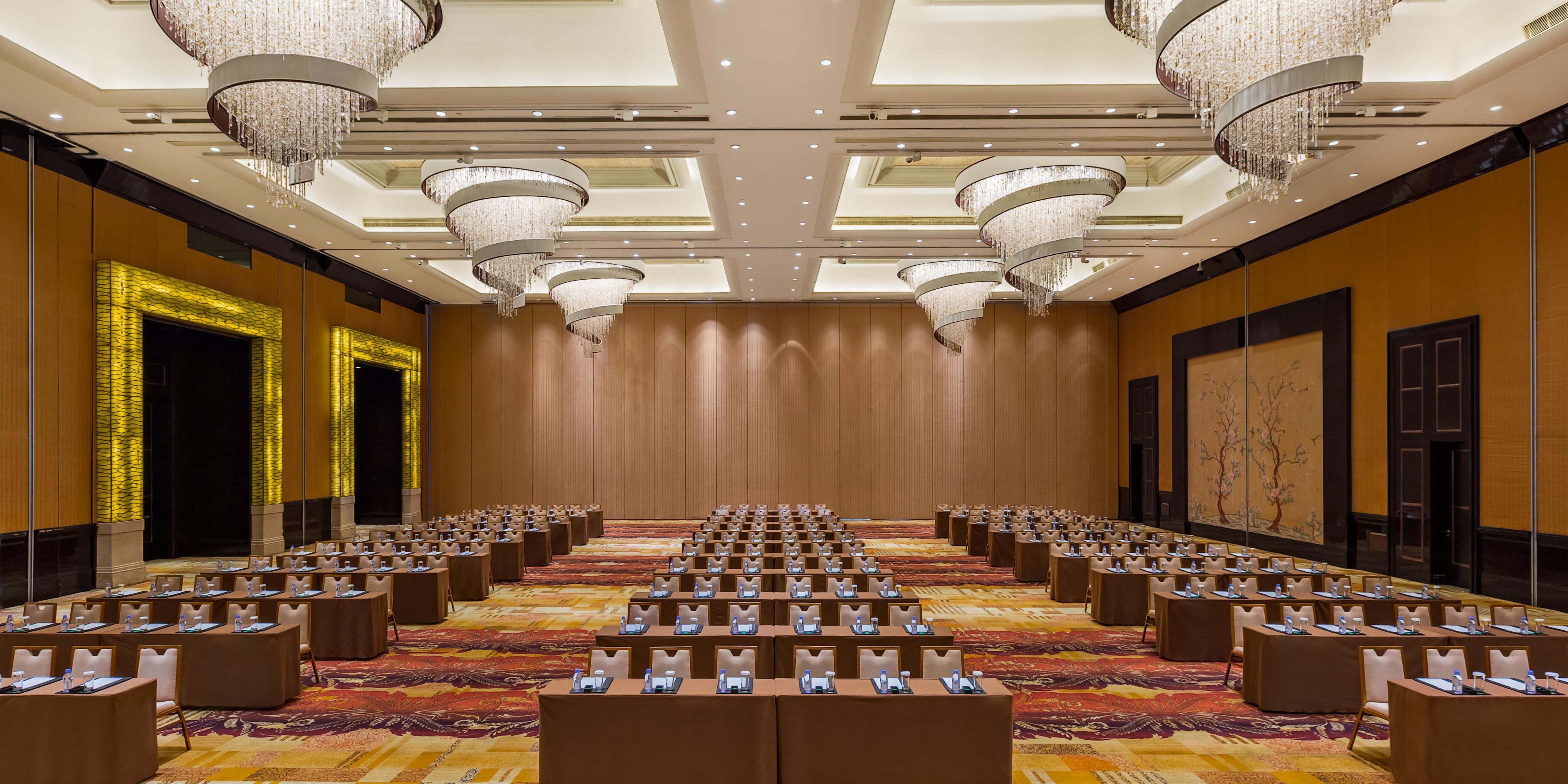 A 1,500㎡pillarless ballroom with a ceiling height of 7.8 meters accommodates up to 1,000 guests and features 12 multifunctional meeting rooms. Creative dining and exquisite tea breaks offer a refined and memorable experience.