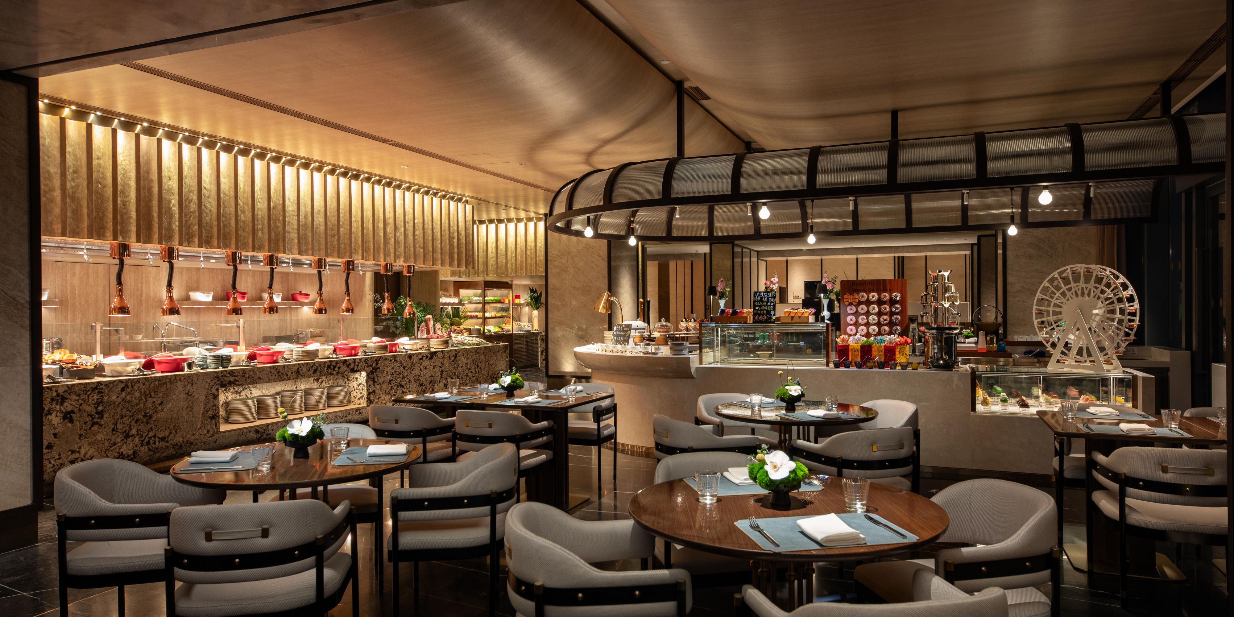 每周五至周日晚上17:30至21:00，于酒店4层源咖啡厅，供应精致优雅的半自助式自助晚餐。精选优质食材，荟萃中西风味。结合桌面单点菜单和推车派送菜品，打造仪式感与美味并存的餐饮体验。