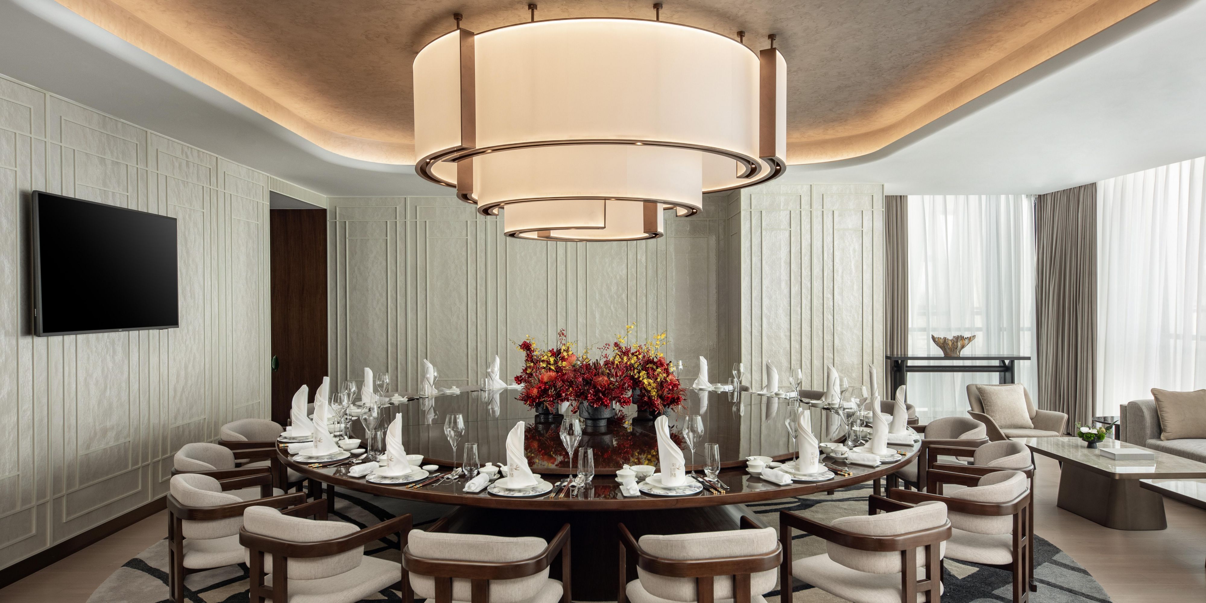 CAIFENGLOU Chinese Restaurant is on the 2nd floor of the hotel.
The restaurant specializes in Cantonese cuisine and local Wuxi dishes, insisting on using high-quality ingredients to ensure freshness and authentic flavor .
The restaurant features both open dining areas and private rooms.