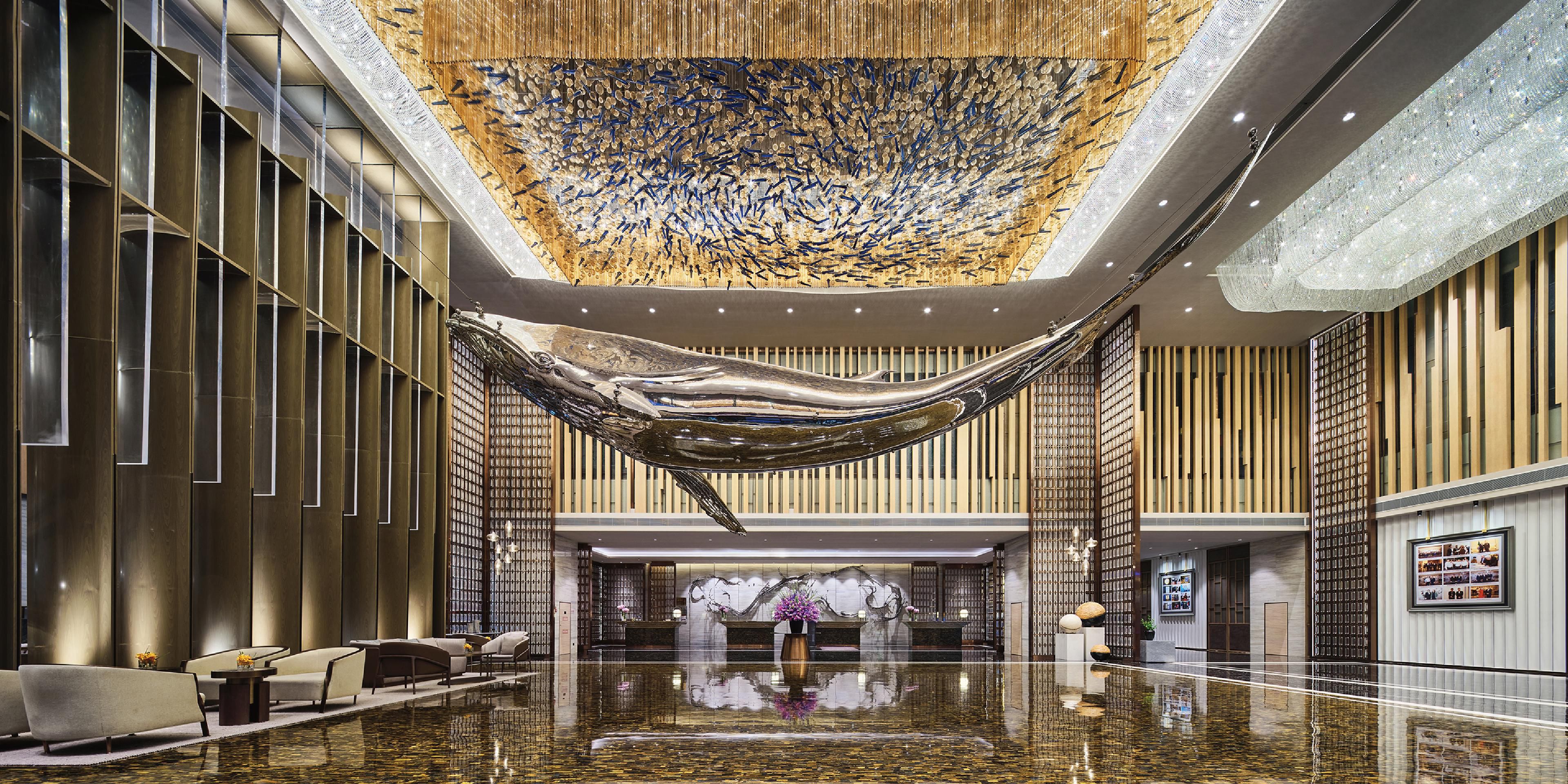 A colossal whale glides beneath the starry sea of the lobby, serving as the artistic soul of the space. This artwork was designed by Taipei-based contemporary artist Mr. Lin Dingyi.
