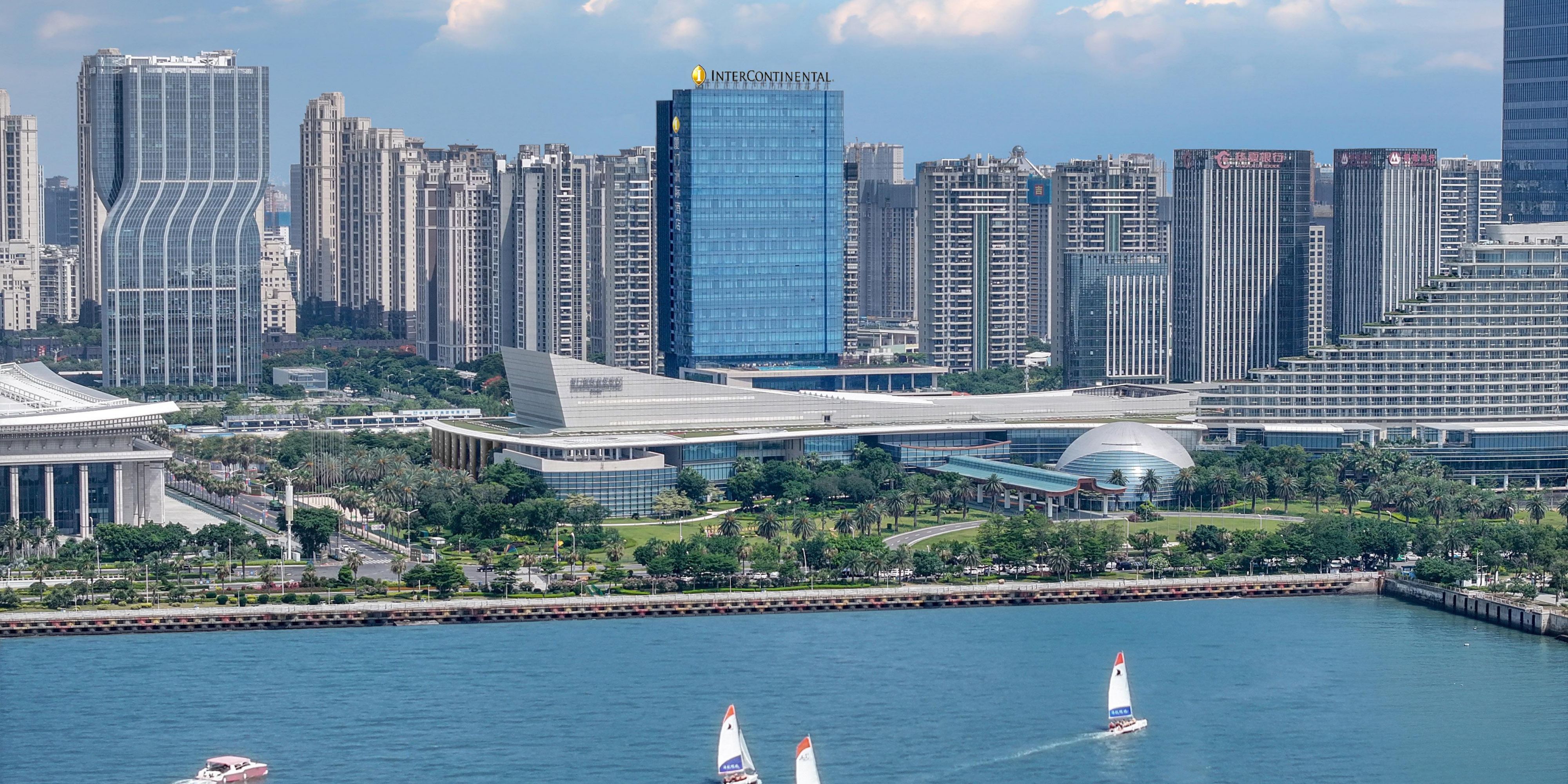 The hotel is situated near the coastal road, where ocean-view rooms feature floor-to-ceiling windows. Witness the first rays of dawn rising over Kinmen and Little Kinmen, illuminating the sea. Admire the Mazu statue and sailboats dotting the horizon, all while embracing the sea.