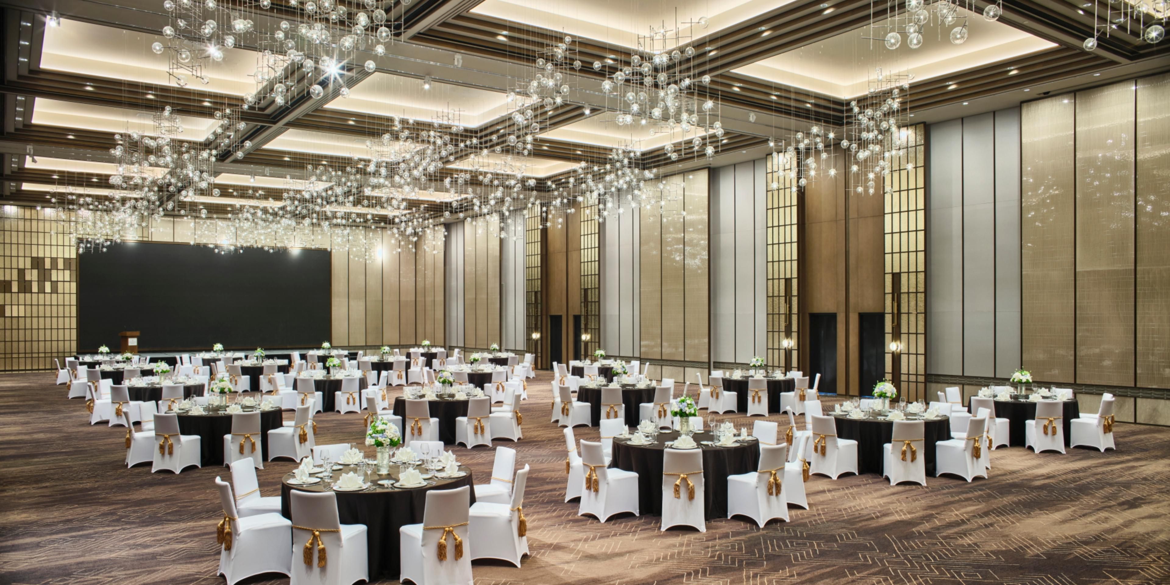The Ballroom is highlighted by a 1,100-square-meter pillarless Grand Ballroom that accommodates close to one-thousand people and can be divided into three ballrooms. A bronze textured mansion door gives the venue’s historical ambience a touch of luxury.