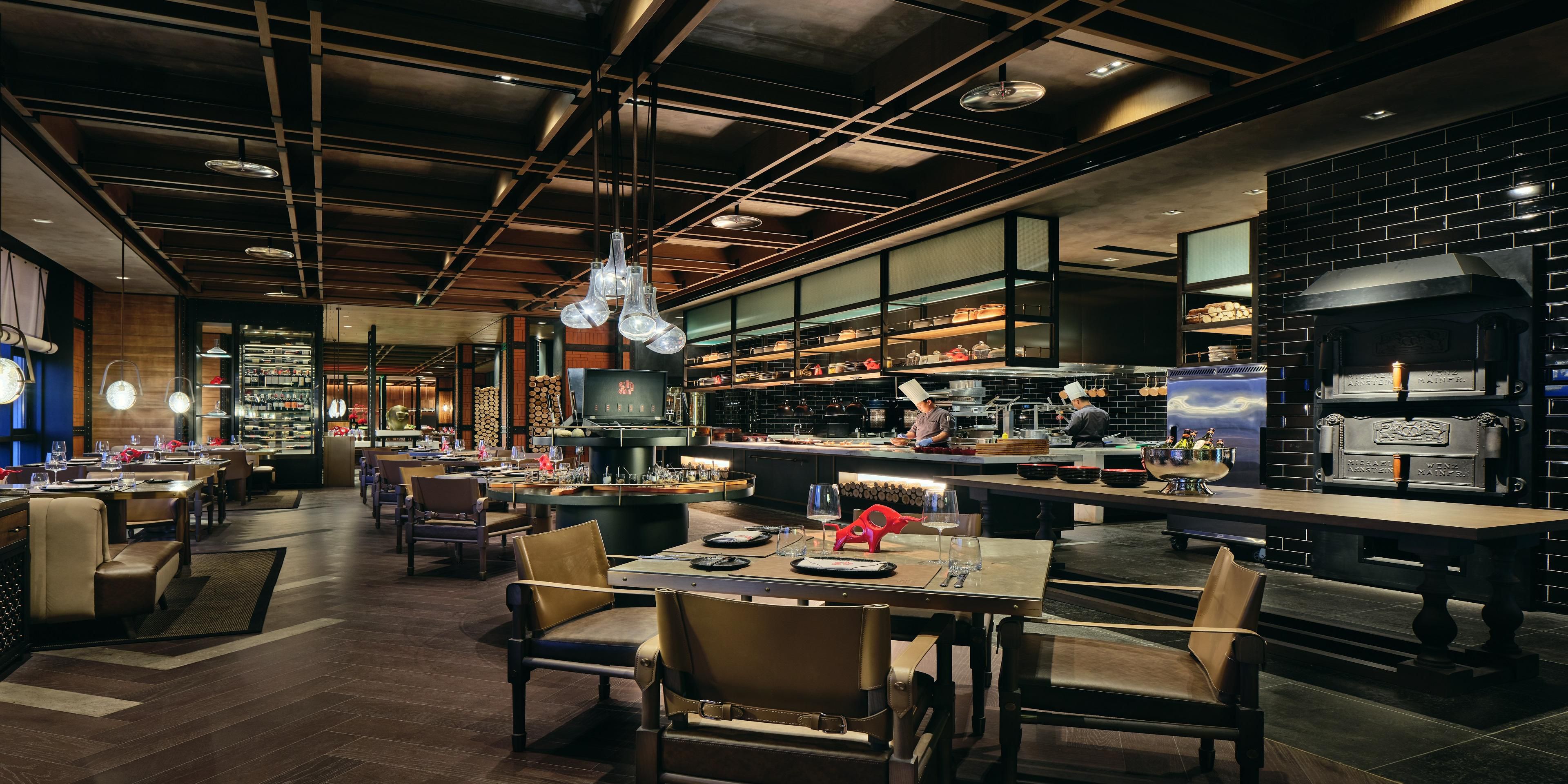 CHAR grill is located on the top ﬂoor of the hotel, where it enjoys attractive views of Xi’an City Sports Park. The restaurant specializes in quality beef, select seafood and a carefully curated selection of wines to create a delightful experience. As an American-style steakhouse, it provides you with an unforgettable dining experience.