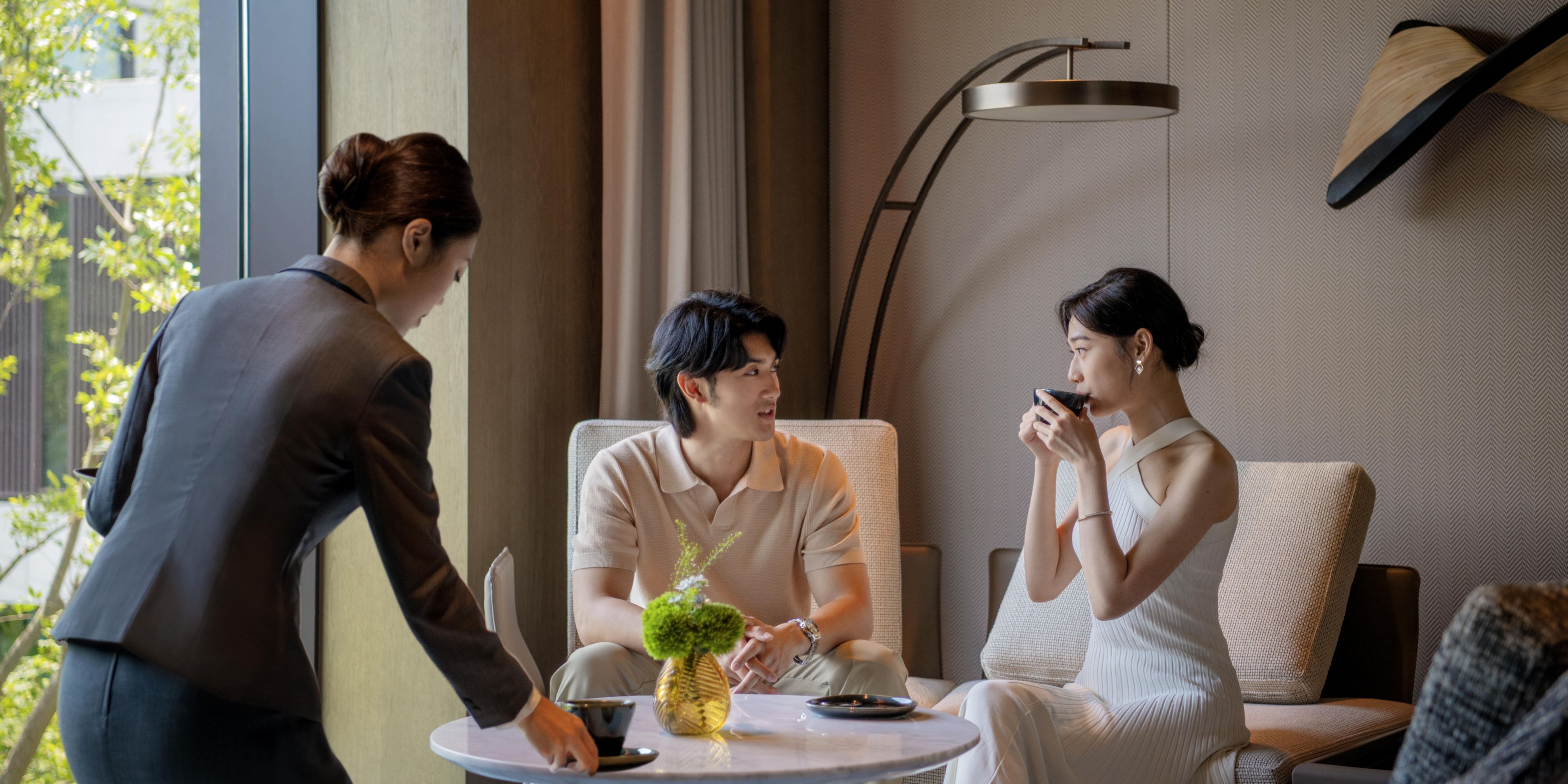 A private space designed for the refined traveller, Club InterContinental boasts 
commodious interiors that embody the local culture through fine fabrics, elegant furnishings, and fascinating artwork such as a 
replica of Mi Fu’s calligraphy piece (1051 -1107), the greatest calligrapher of Xiangyang during the Song Dynasty.