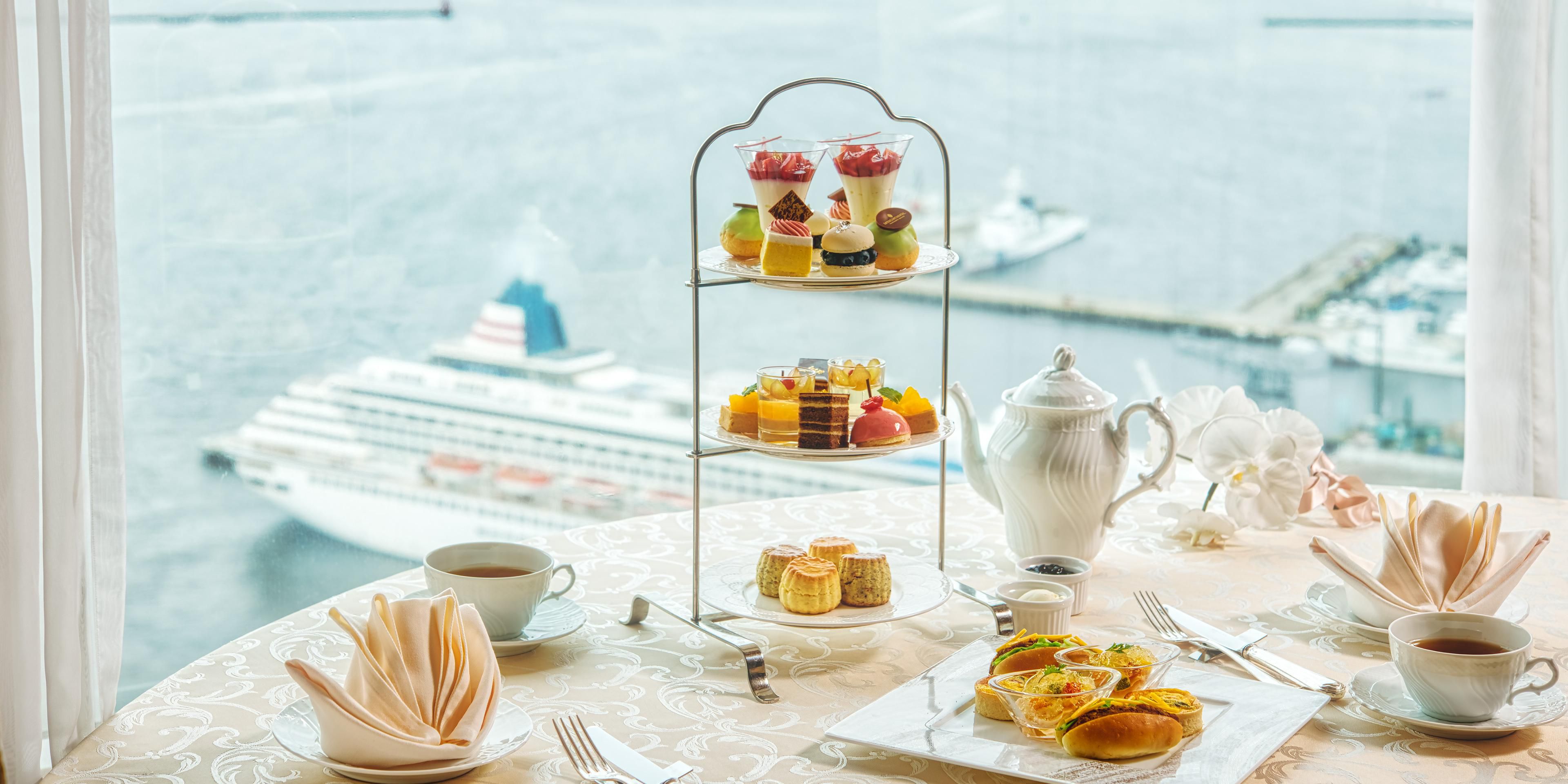 Relax with fine tea, hotel-made sweets and savouries with the magnificent portside view. There is also the yum cha afternoon tea which is included fine Chinese tea, dim sums and sweets. From restaurants and lounges to private rooms, we offer a choice of venues that can suite your get-together.