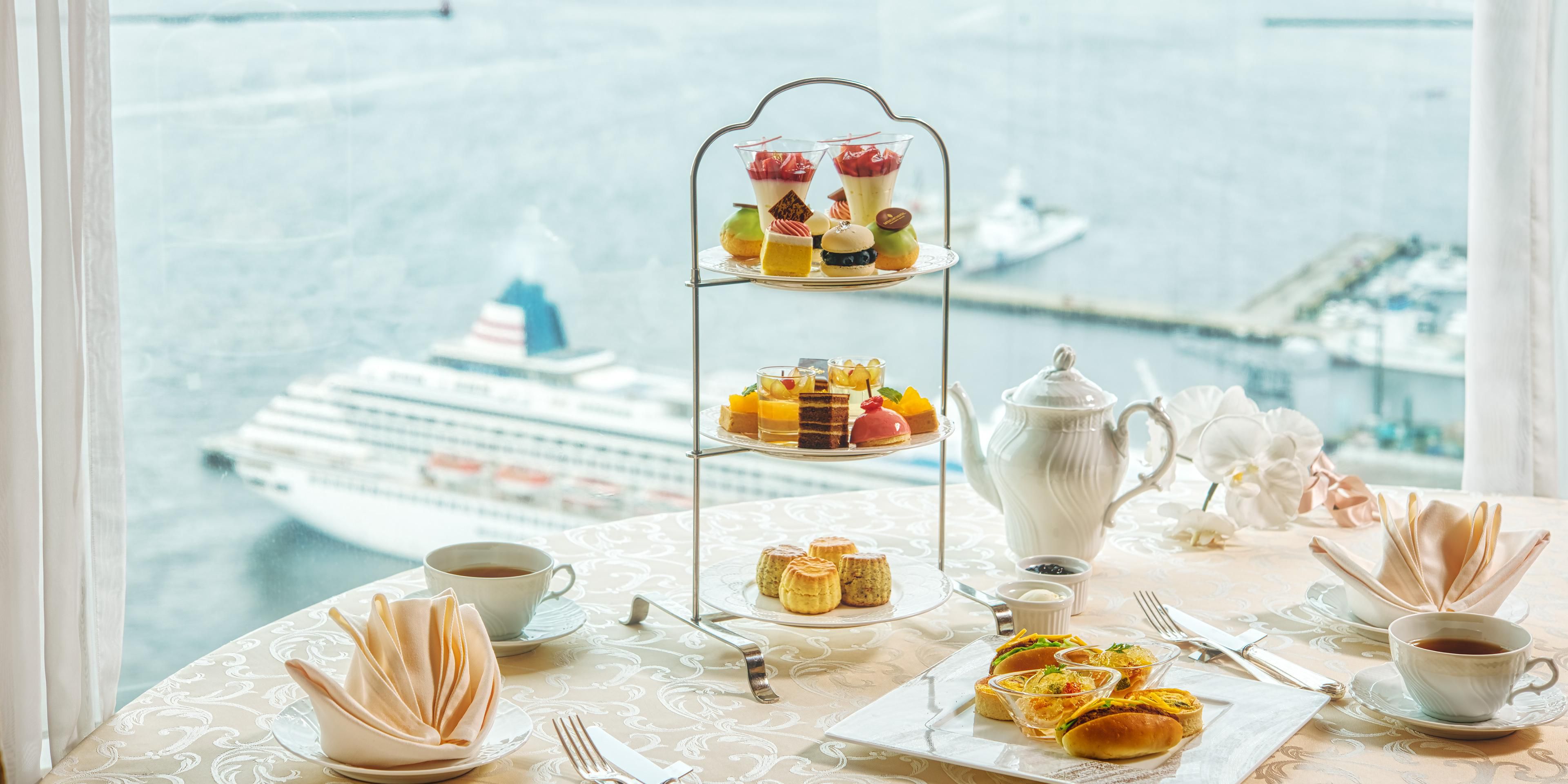 Relax with fine tea, hotel-made sweets, and savory delights while enjoying a magnificent portside view. We also offer the yum cha afternoon tea, which includes fine Chinese tea, dim sums, and sweets.