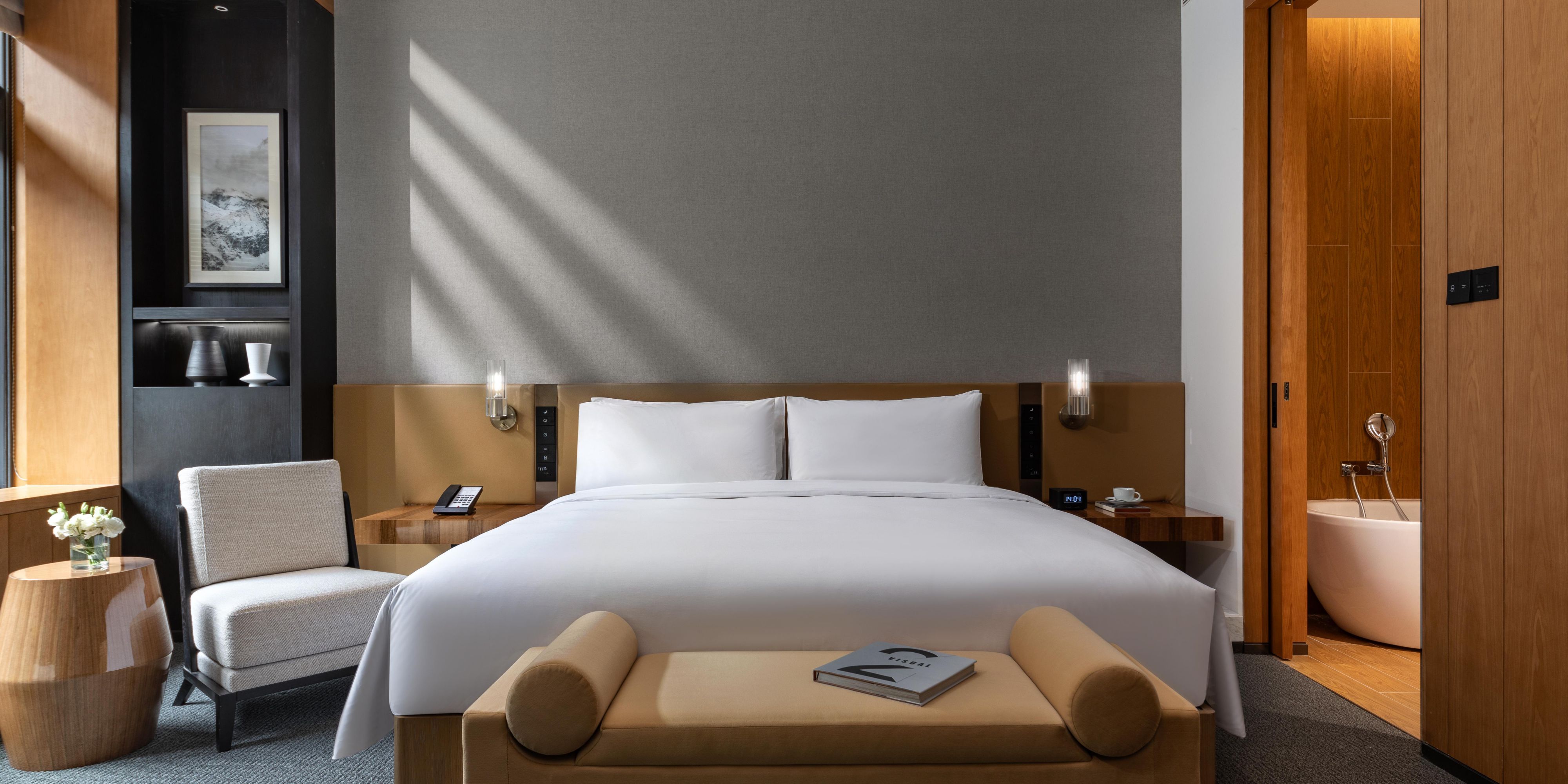 The hotel features 188 luxury rooms of various types, all offering mountain views. Surrounded by clear waters, green hills, and mist-shrouded lush scenery, it allows you to fully embrace the wilderness charm and enjoy the peaceful moments in harmony with nature.