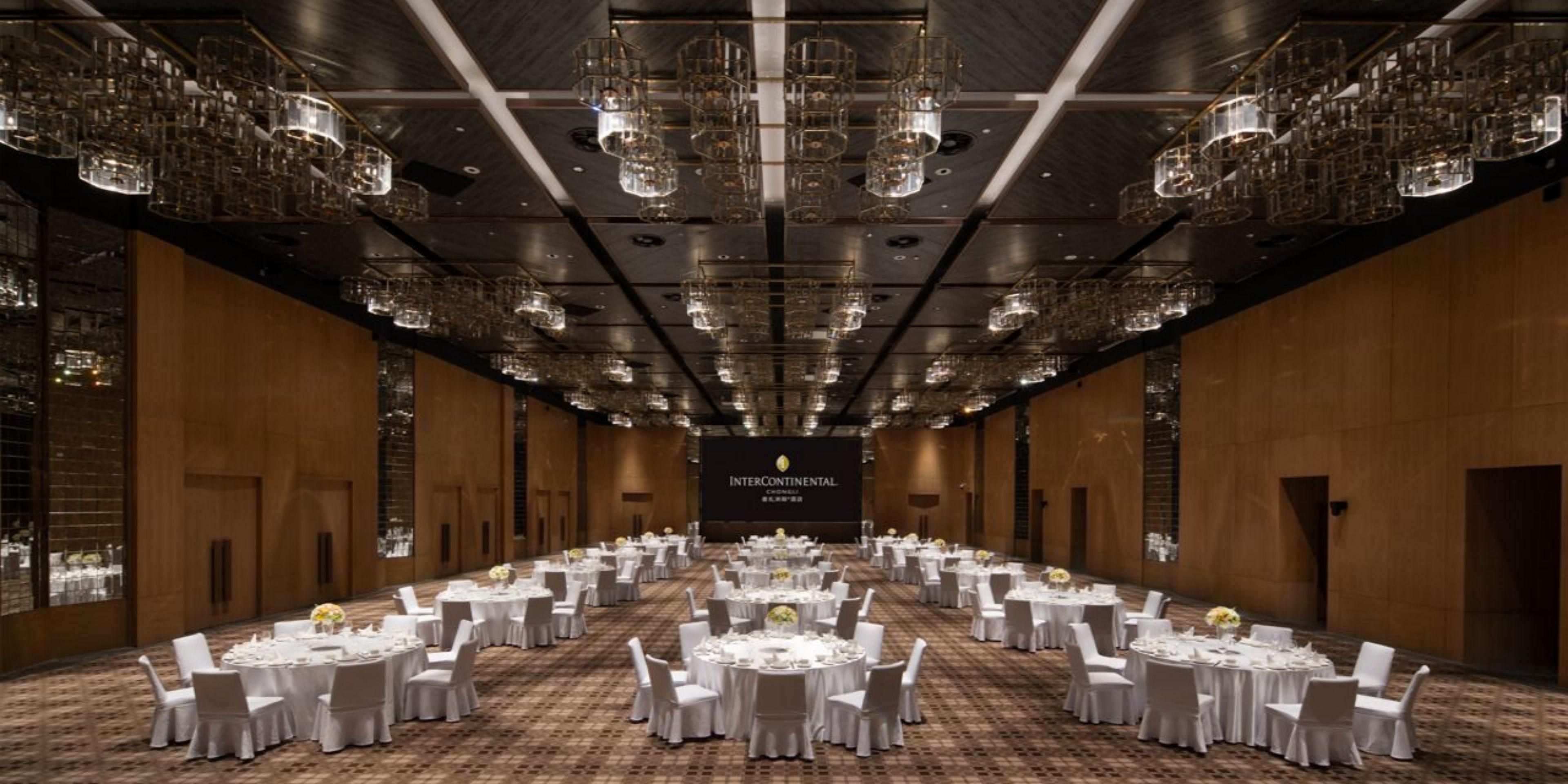 The hotel boasts one 1,000-square-meter pillarless luxury banquet hall, one 500-square-meter banquet hall, and four multi-functional meeting rooms. These spaces are equipped with modern audio-visual equipment, auxiliary facilities, and high-speed internet. The hotel's conference team fully understands the value of meeting planners' time and focuses