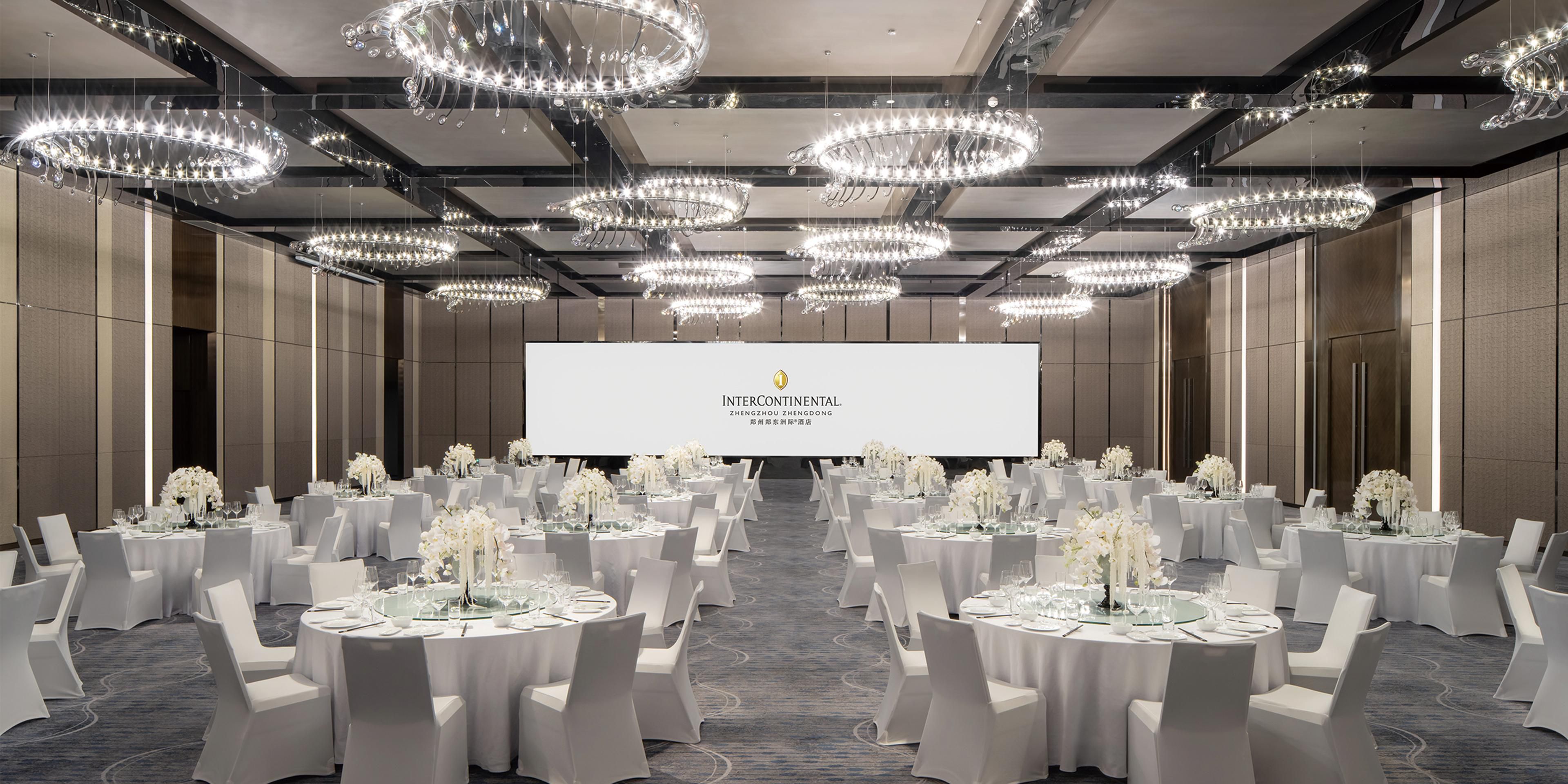The 900-square-meter pillarless grand banquet hall meets diverse needs, fitting grand weddings and themed events. With classic understated luxury design, its star-like lights add a dreamy glow to weddings, highlighting key moments. A creative culinary team crafts fine feasts with care, while a professional service team ensures smooth proceedings.