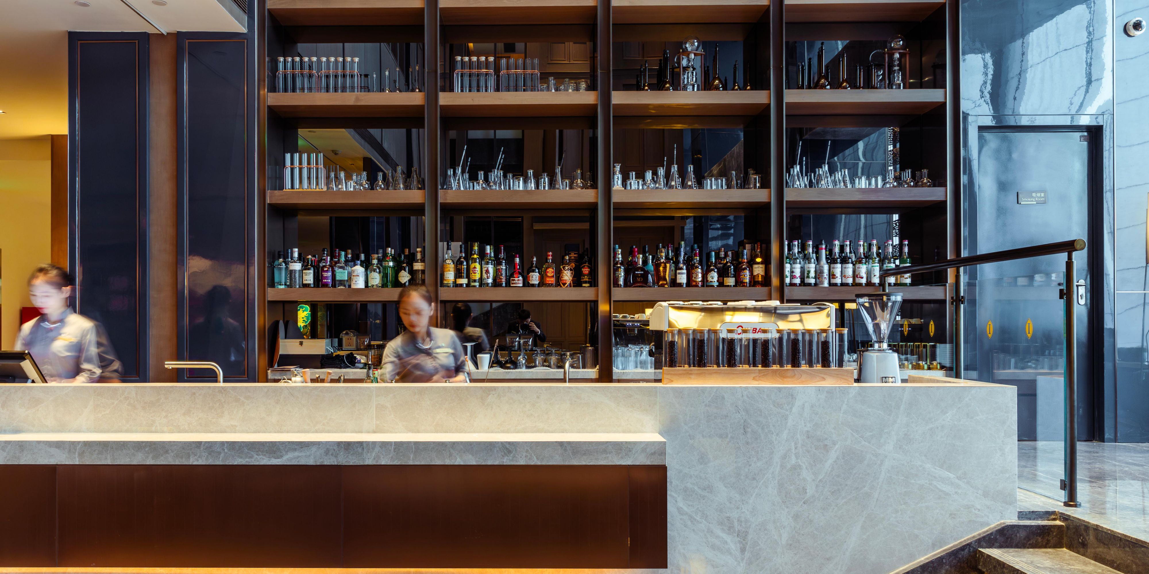 大堂吧位于酒店7楼，以“发现河南”为线索，豫剧茶楼勾栏瓦舍的设计借景生境，结合风土人情及饮食文化，带您体验不一样的中原之旅。日间，品牌联名风尚下午茶搭配手工咖啡、“酒店特调”茶饮、“信阳⽑尖”等多款茗茶，让您在氤氲香气中，享受精致品位生活或轻松商务会谈。晚间则变身为酒吧，提供“金酒”主题特色实验室创意鸡尾酒，以及全球美酒佳酿，成为城中热门社交欢聚场所。