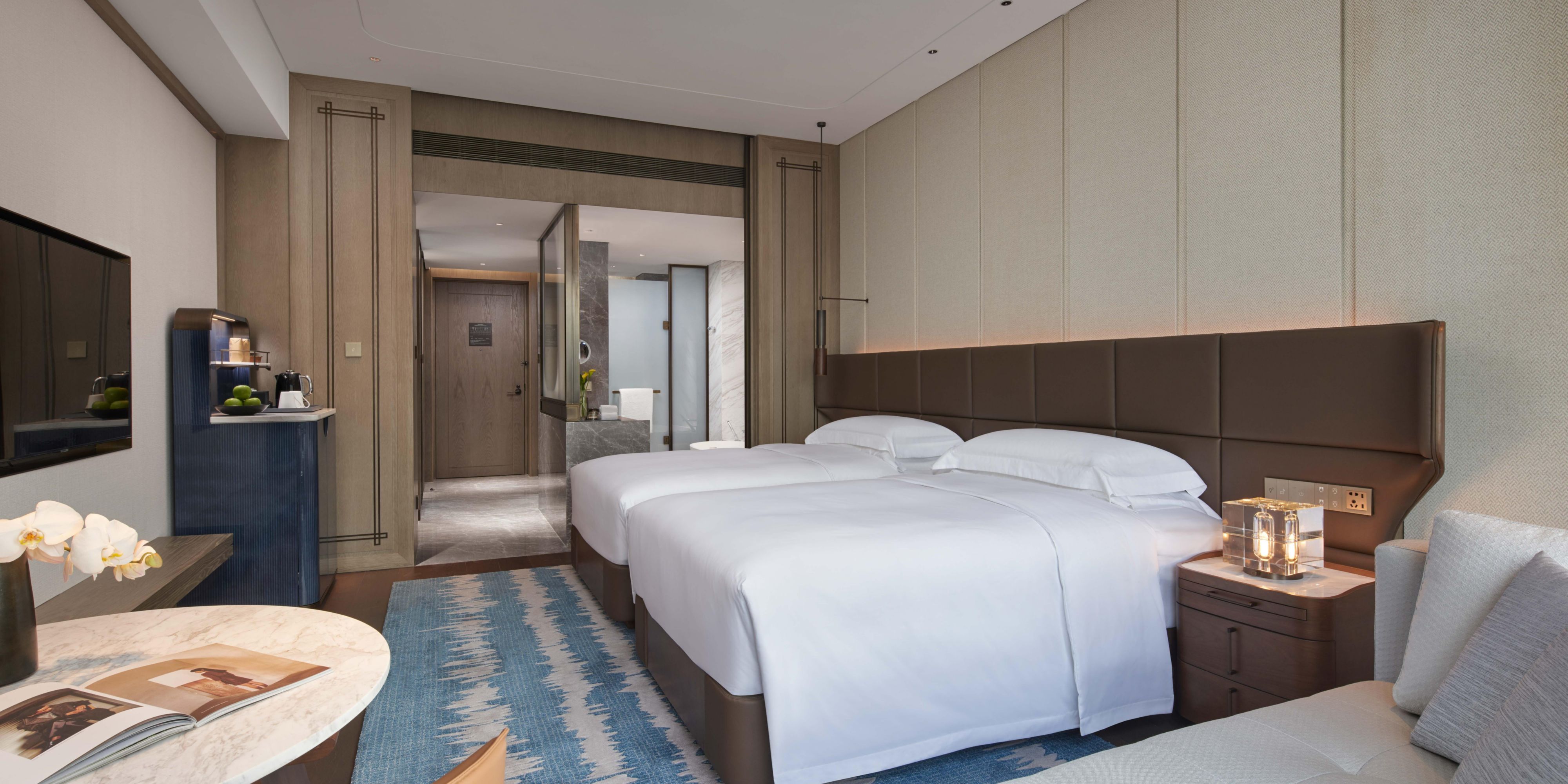 酒店268间客房及套房，面积自40平方米起，最高达350平方米，套房另设有独立的办公及会客区。步入客房窗帘便如幕布般自动开启，超大落地窗外，人民公园自然风光或繁华城市画卷映入眼帘。空间设计及艺术装置精心提炼豫剧服饰、小生青衣等元素，套房玄关处的戏曲头面装饰，让您感受传统文化与现代生活美学共鸣的雅趣。