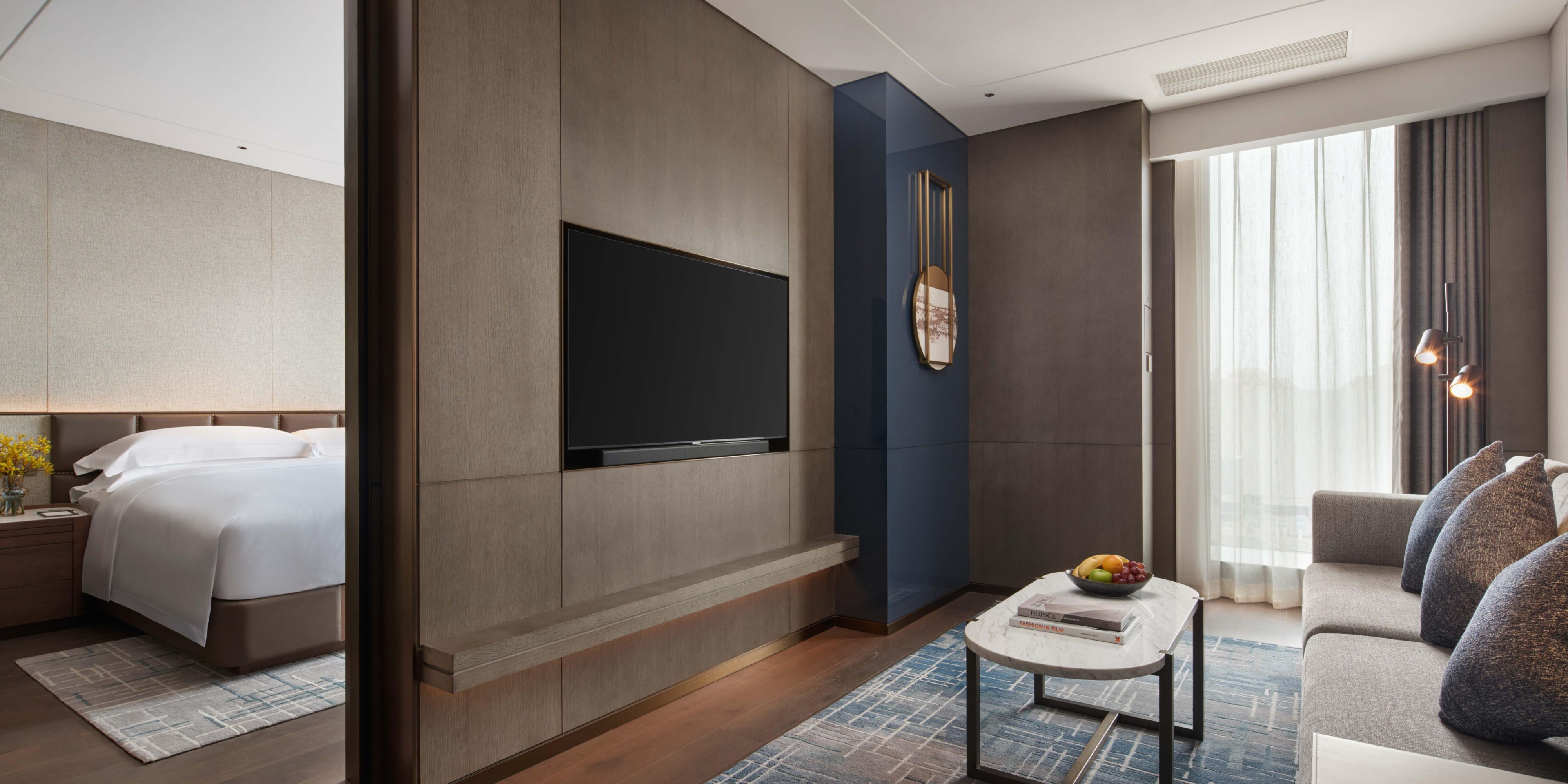 1 King 1 Bdrm STE Living Area