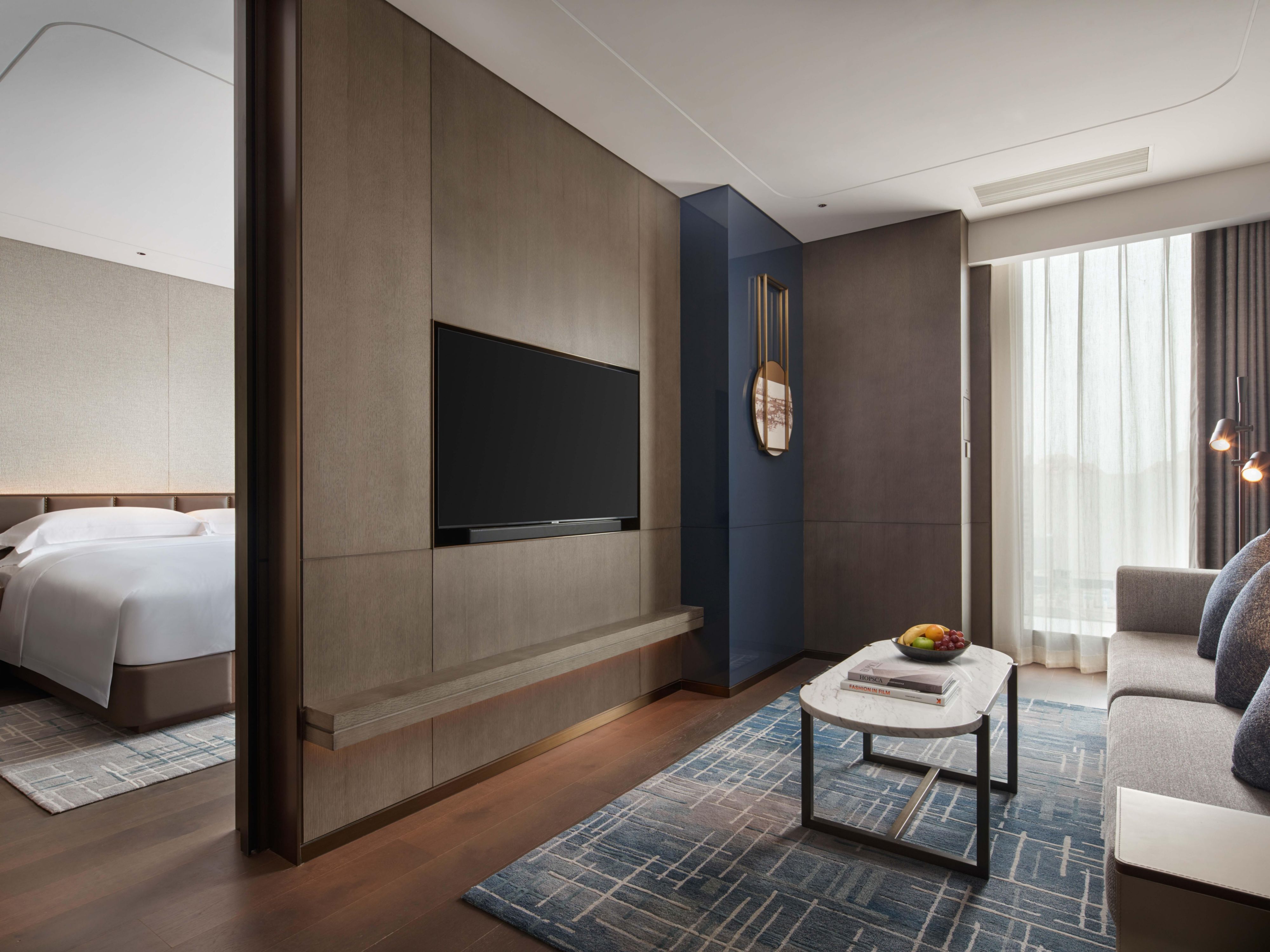 1 King 1 Bdrm STE Living Area