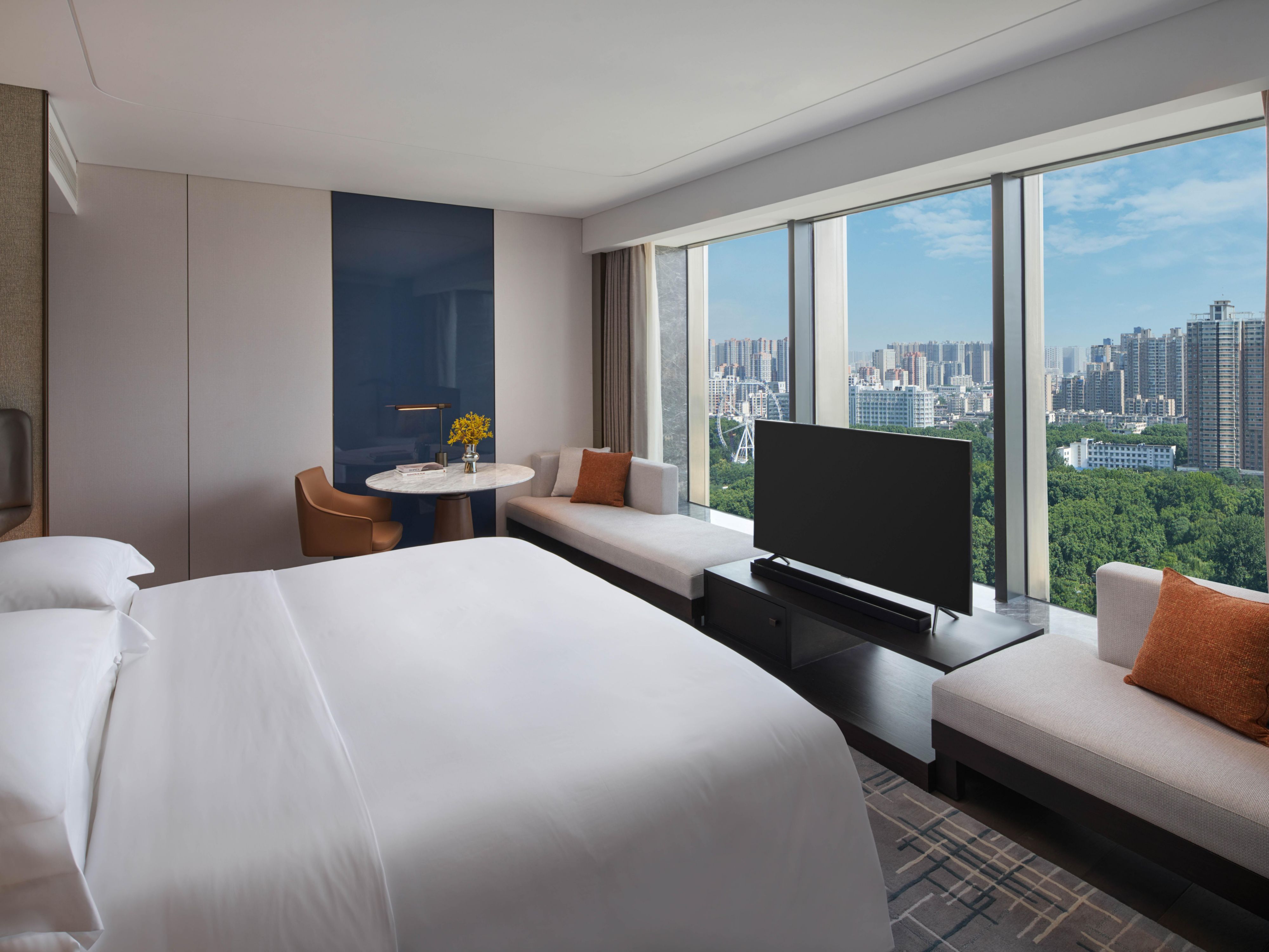 1 ห้องนอนพร้อมห้องนั่งเล่น พื้นที่รับประทานอาหาร วิวสวน-ห้องนอน