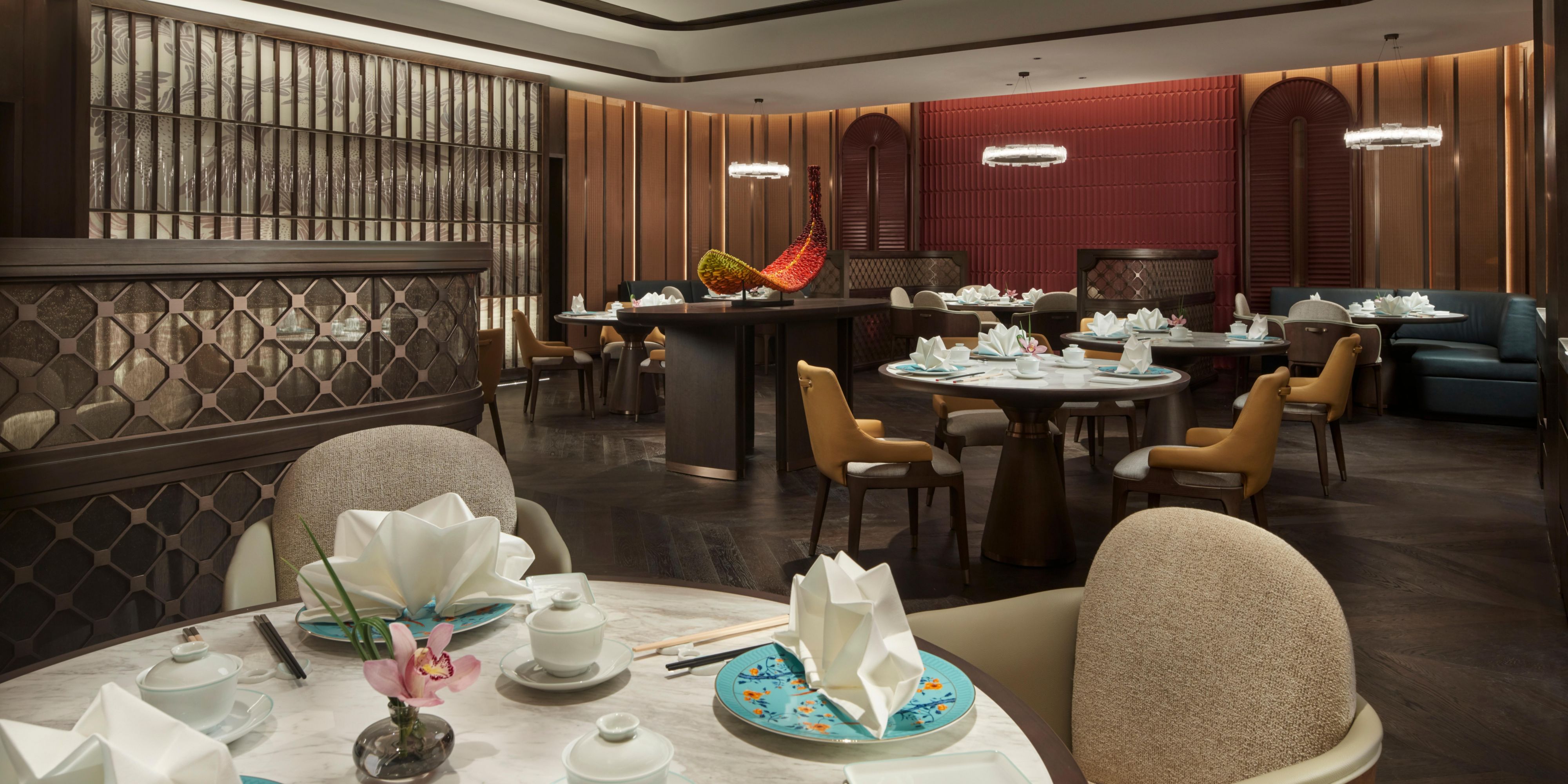 Cai Feng Lou is a understated luxury fusion restaurant, five exquisite private rooms with a capacity of 112 guests. The highly skilled Chef team selects local high-quality ingredients to prepare its fusion cuisine, exquisite Cantonese cuisine, local specialties, and creative dishes.