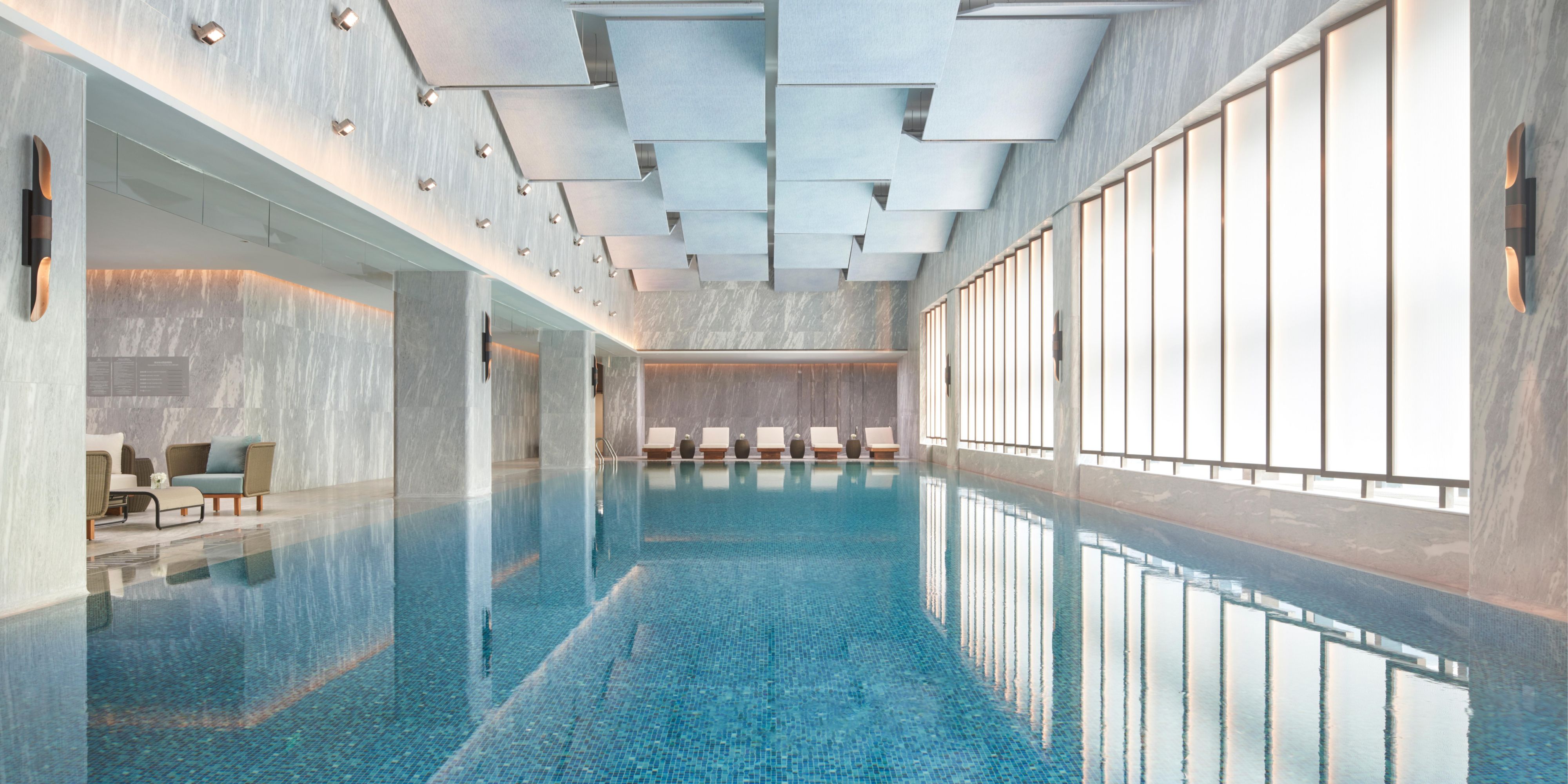 位于酒店 9 层健身中心采用美国著名品牌力健专业健身器材，宾客可在运动之余可透过 全景落地窗尽览城市景观，重焕身心活力；健身教练一对一制定专属运动方案，另设独 立瑜伽室、活动室及私教课程。长 25 米宽 8 米的室内恒温泳池，朦胧的波纹屏风将强烈的紫外线隔离，室内既可拥有自然采光，又免去阳光直射的困扰。更衣室配备漩涡按摩浴池、专业汗蒸房及桑拿房。