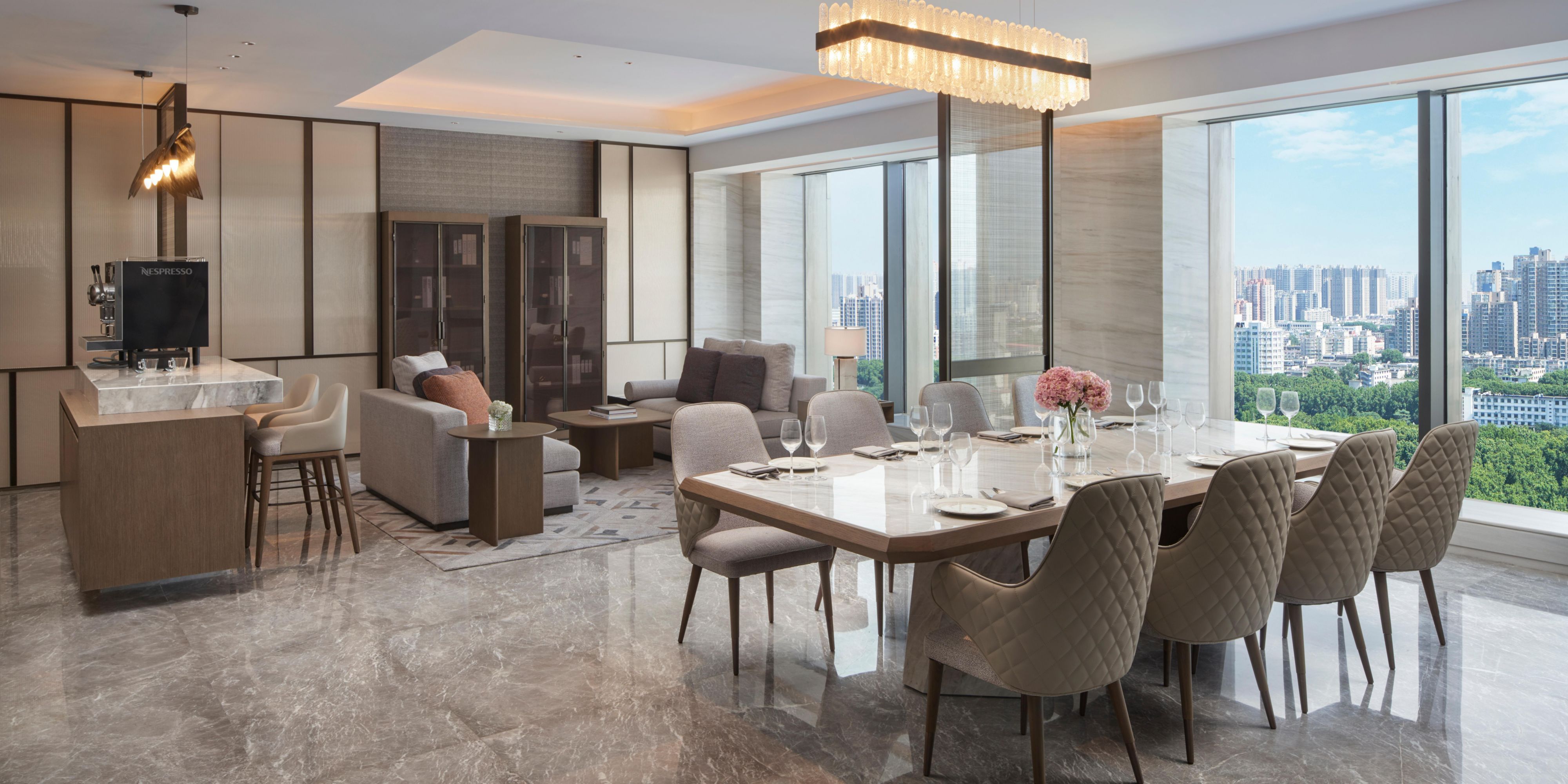 1 King 2 Twin 2 Bedroom Suite Garden View-Restaurant