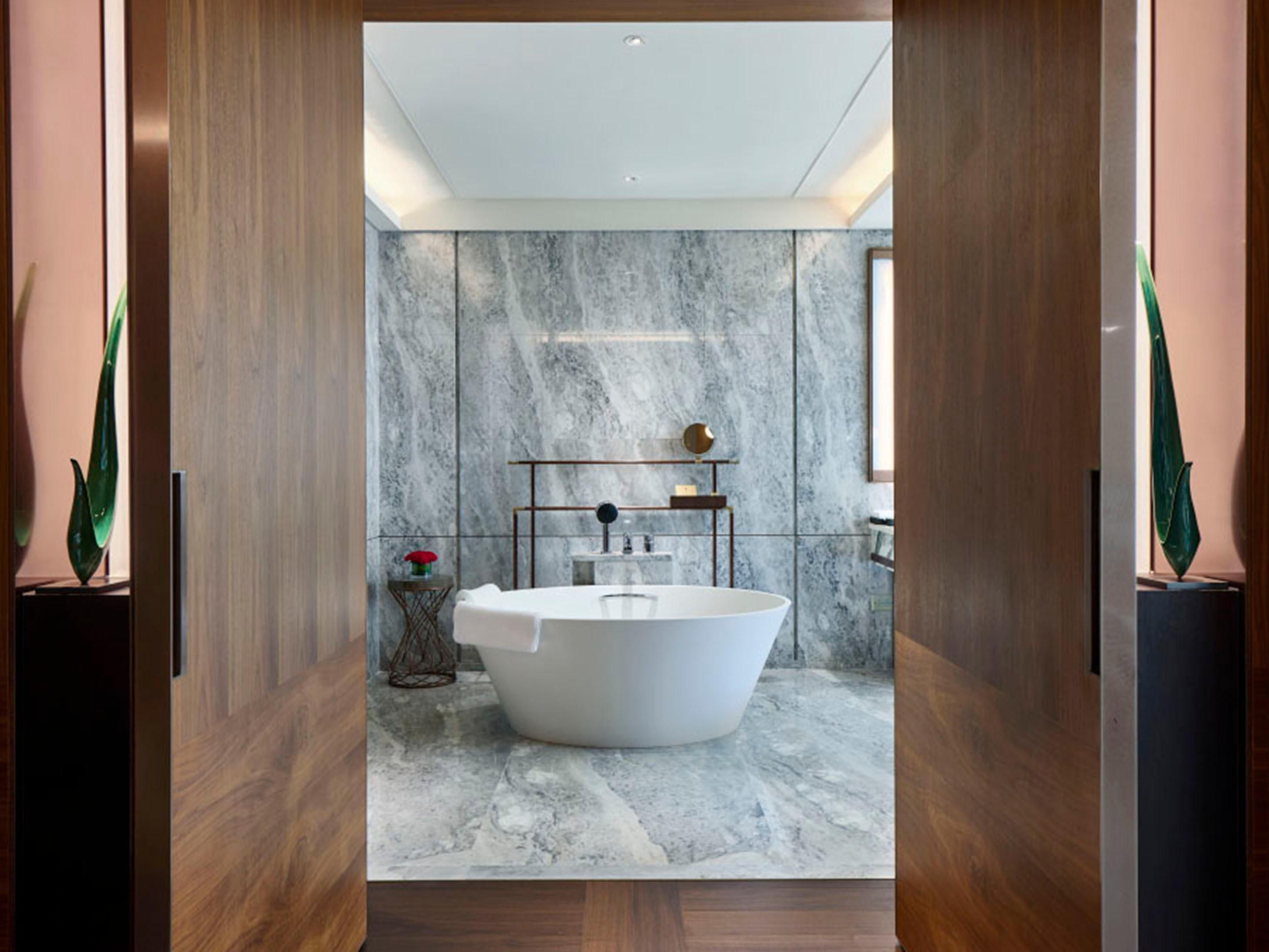 Club InterContinental Room Bathroom