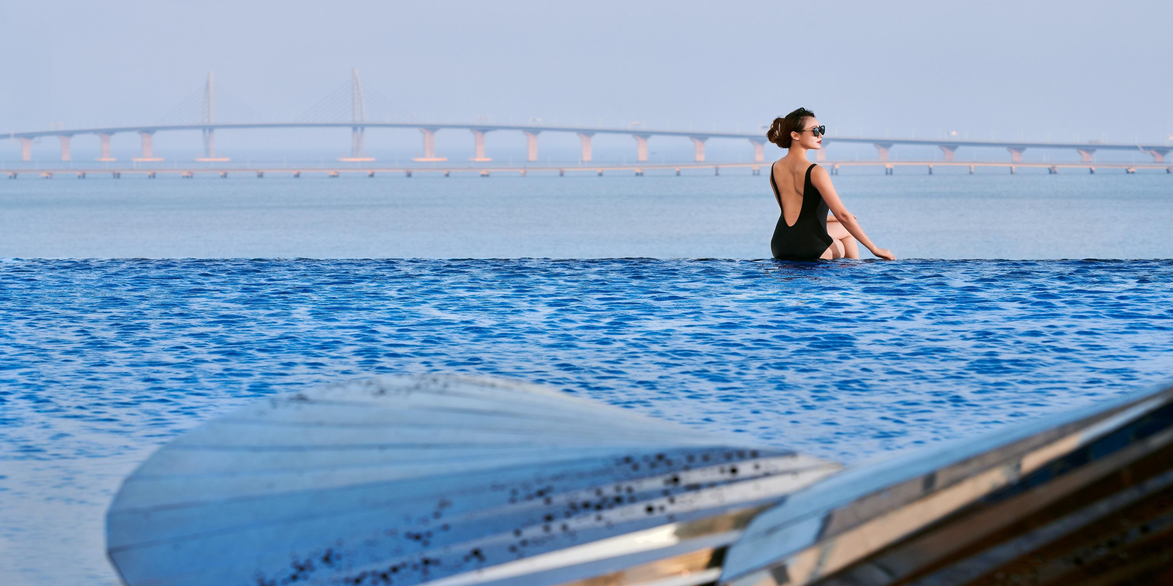 The hotel has an outdoor infinity pool with wonderful sea views that take in Zhuhai, Macau and Hong Kong and the Hongkong-Zhuhai-Macau Bridge.