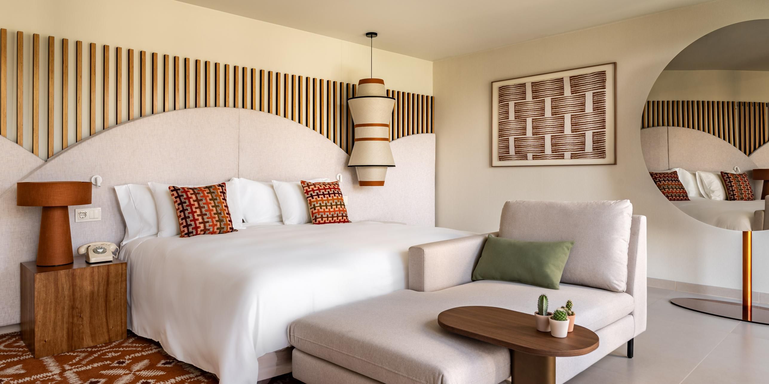 Retro-style suite with warm tones