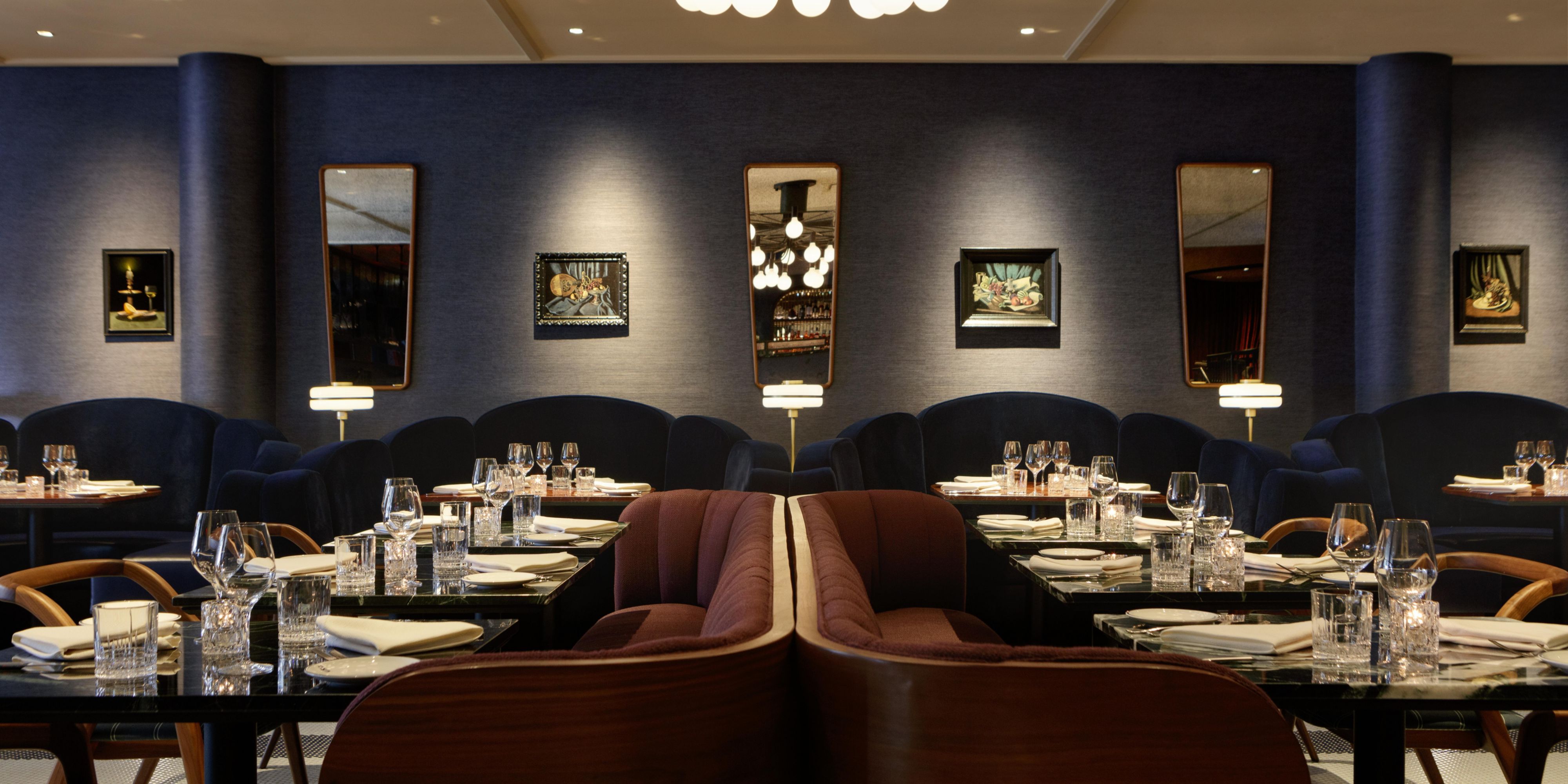 Unser Restaurant im Erdgeschoss, The Betty, entführt Sie in die elegante Ära der Supper Clubs mit einem modernen kalifornischen Flair. Jazz und R&B sorgen für die Stimmung, während Sie Oysters Rockefeller und Carved Prime Rib genießen. Frühstück, Abendessen und Wochenendbrunch werden im Speisesaal auf zwei Ebenen oder in einer ruhigen Ecke auf der Terrasse serviert.
