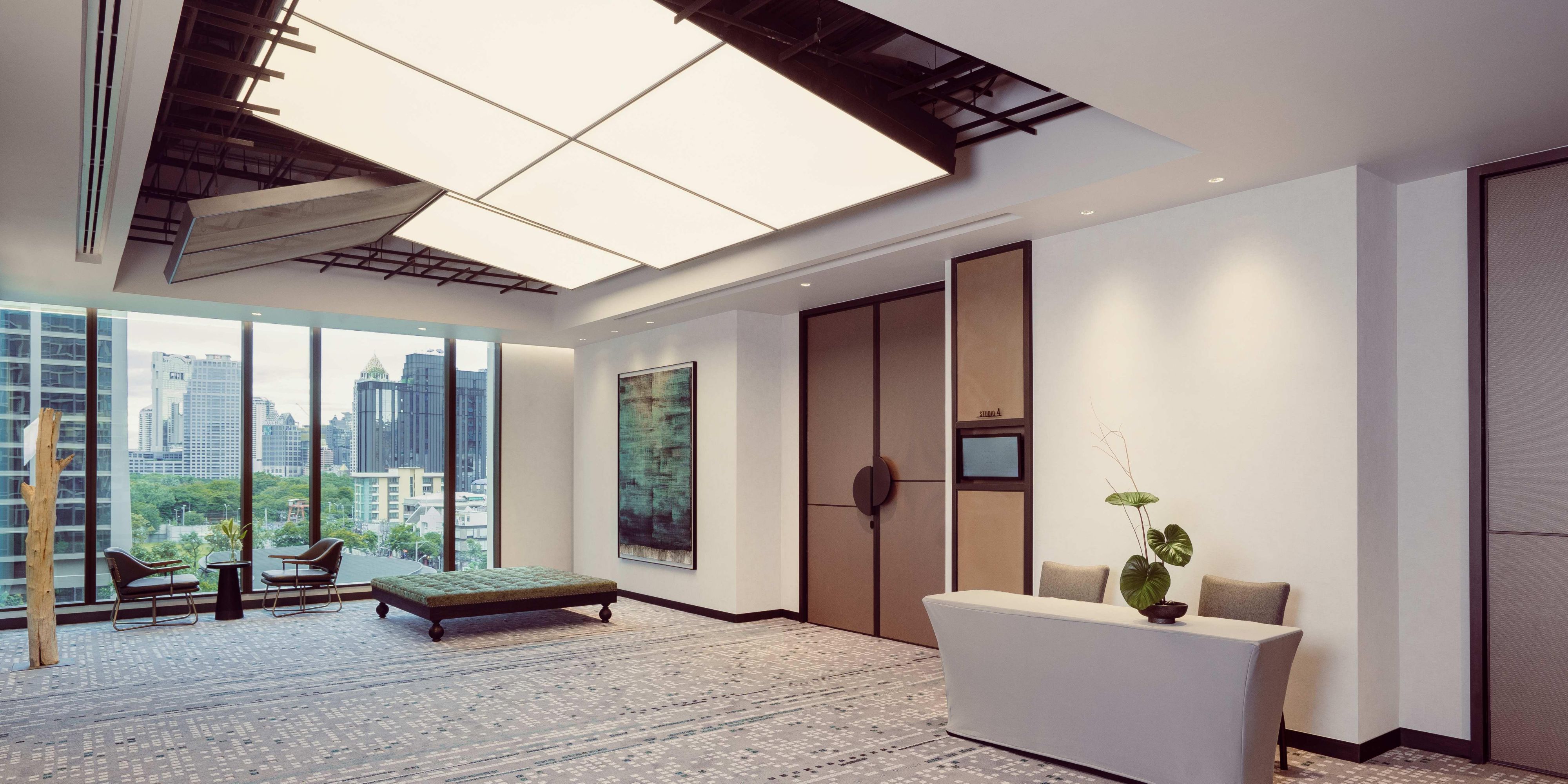 The sophisticated, versatile, and well-equipped spaces at Kimpton Maa-Lai Bangkok, which include a boardroom and six studio rooms with a combined 578 sqm offer
the optimal setting for productivity and creativity. We will take care of all your requirements and desires to create unforgettable occasions with our endless possibilities.