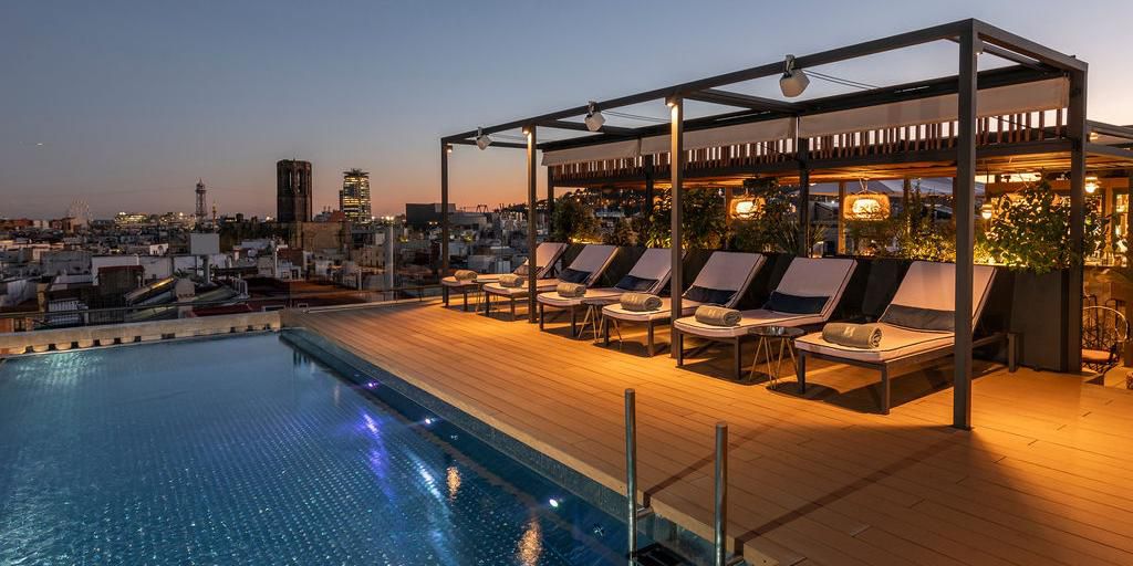 حمام سباحة على السطح