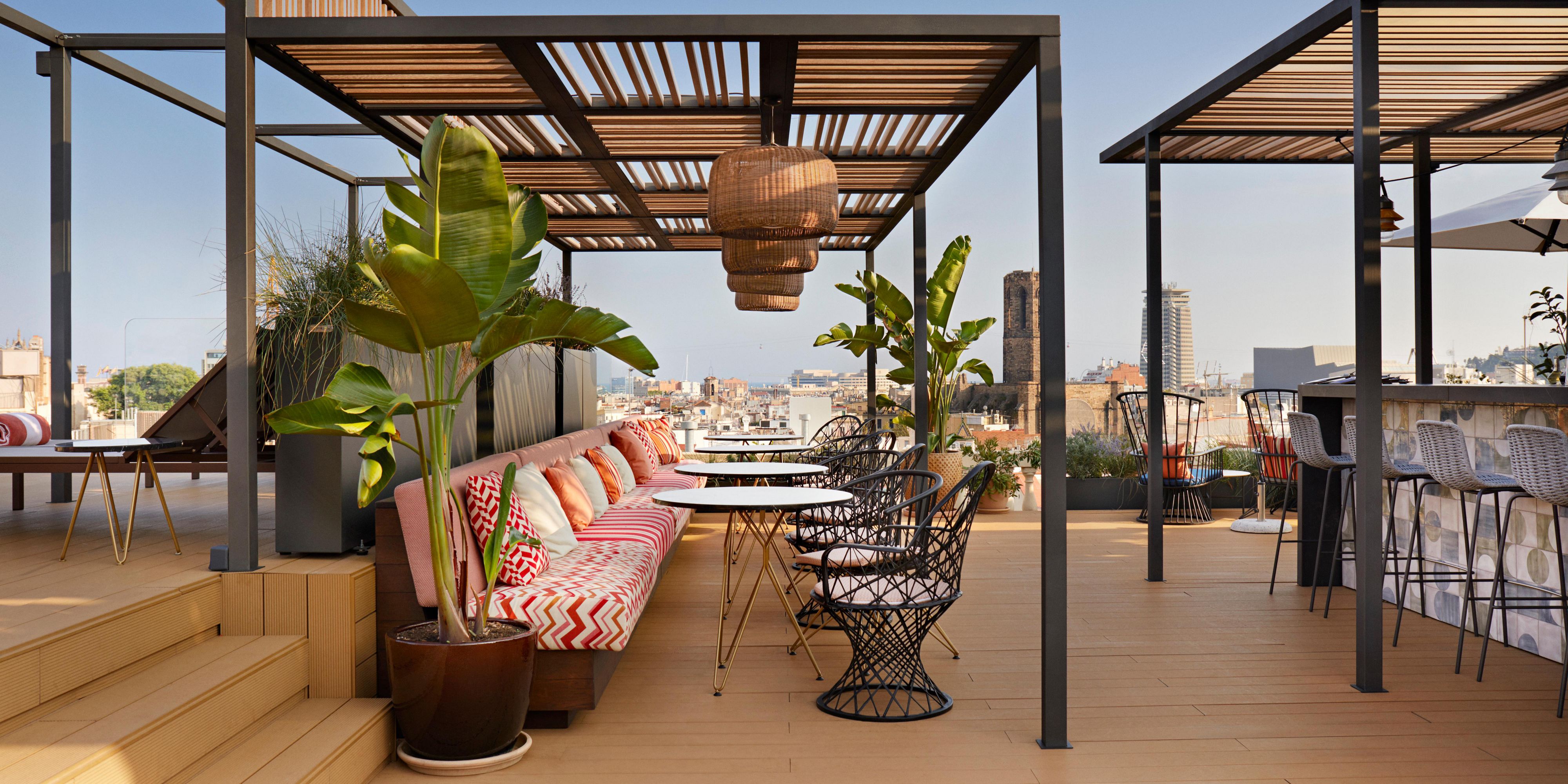 Experience the vibrant Vividora style at Terraza de Vivi's brunch. Indulge in a delicious array of dishes, bottomless mimosas and Bloody Marys, and breathtaking 360º views of Barcelona. Available daily from 12 to 4pm.  