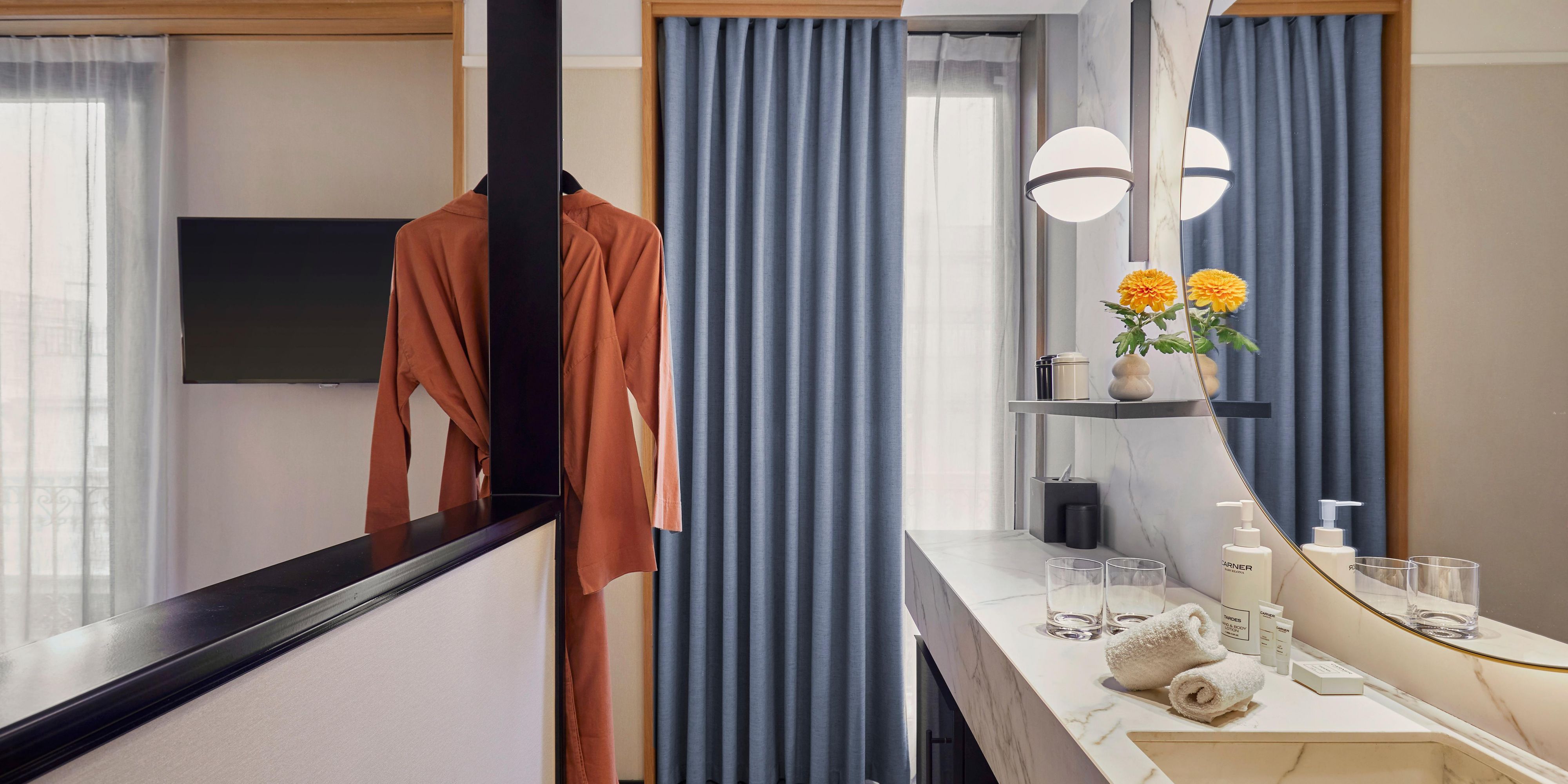 Large bathroom for your relaxing moments. Carner's amenities.
