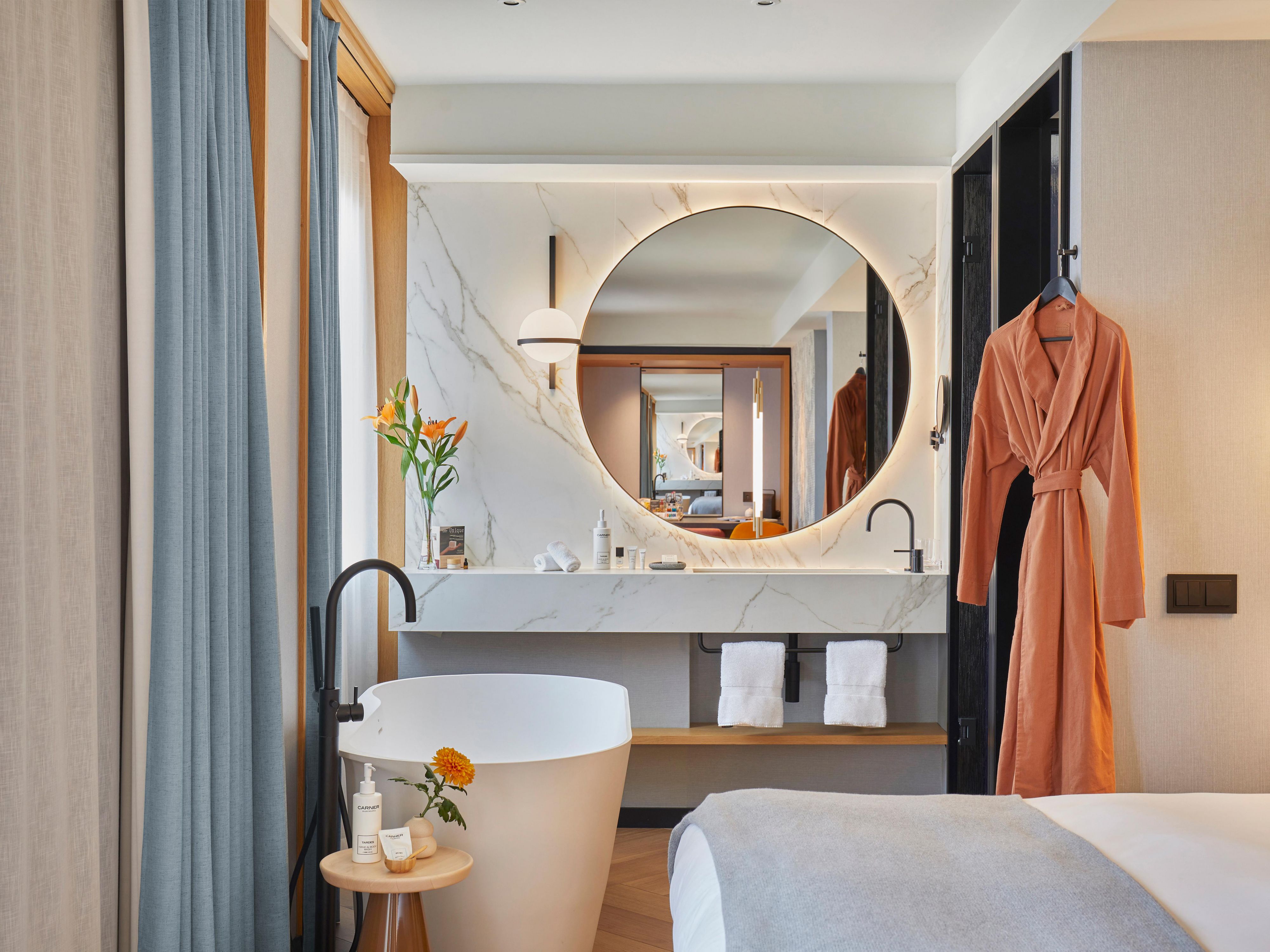 Large bathtub for your relaxing moments. Carner's amenities
