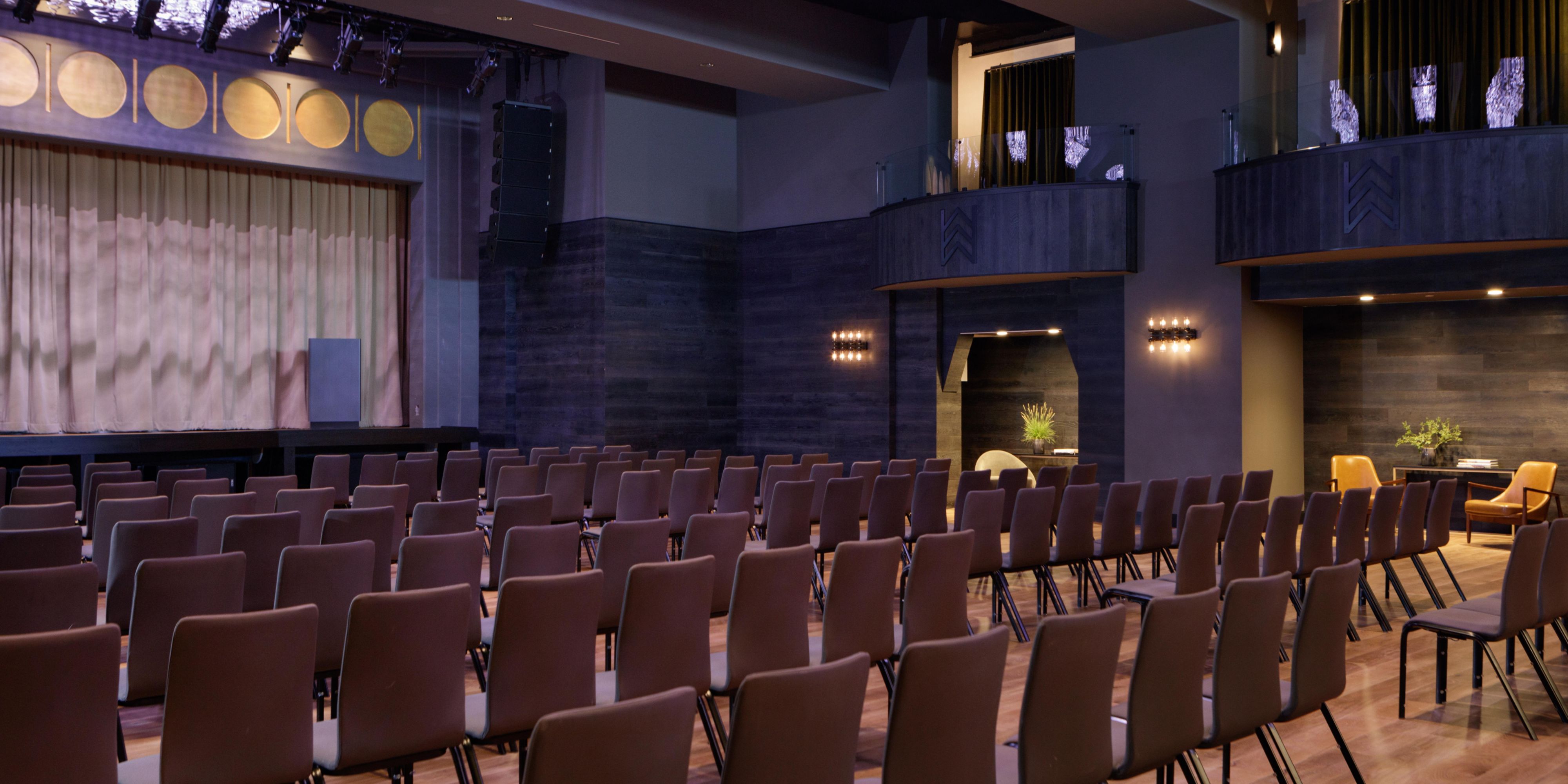 Die Armoury Music Hall bietet Platz für bis zu 600 Personen und ist unser erstklassiger Musik- und Veranstaltungsraum. Das ultimative Reiseziel, um Top-Musik aus dem ganzen Land zu erleben oder unvergessliche Großveranstaltungen auszurichten, von großen Hochzeiten bis hin zu Firmenevents und vielem mehr.