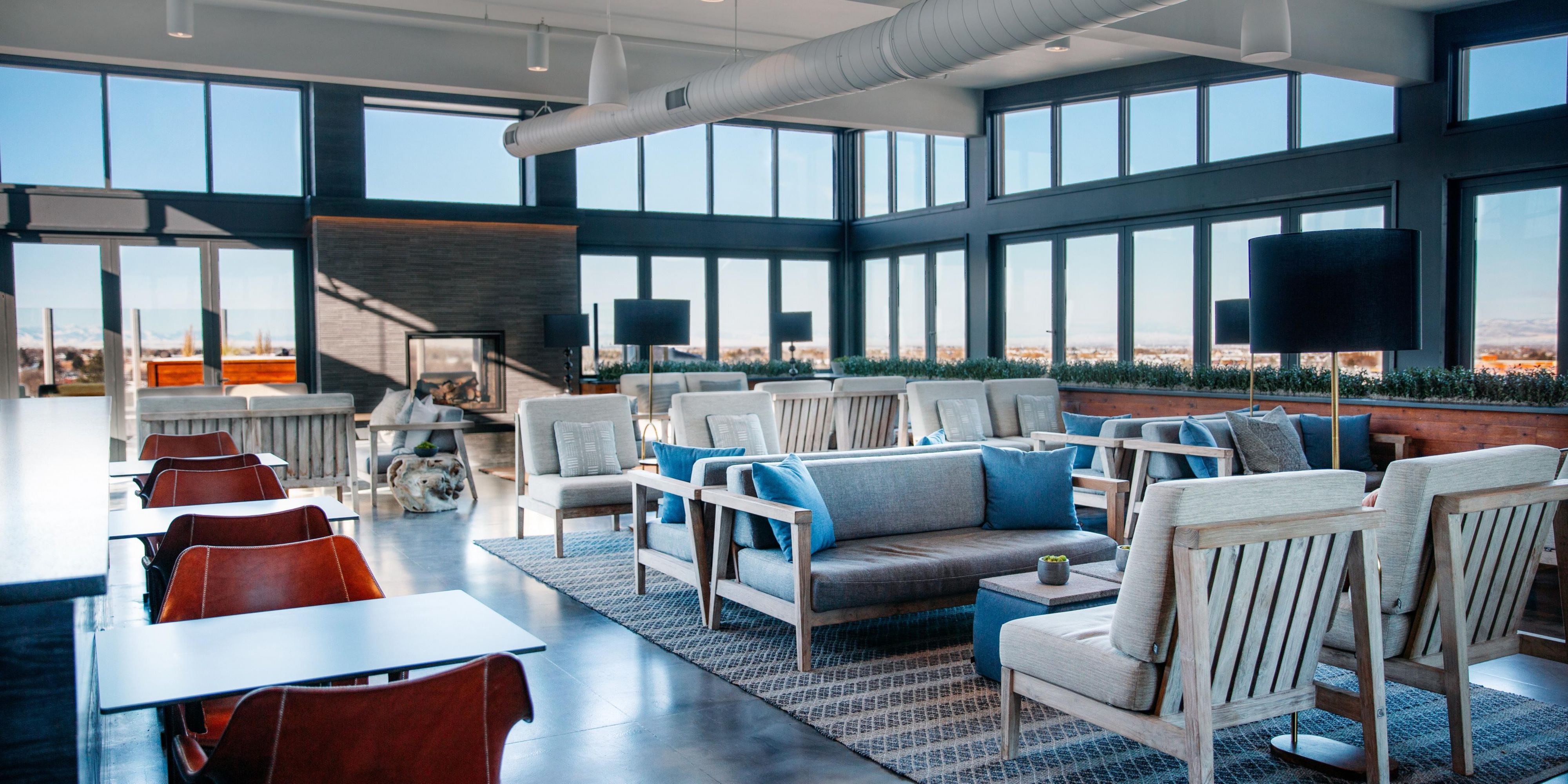 Ganz gleich, zu welcher Saison – gehen Sie auf das Dach des Kimpton Armoury Hotels und entspannen Sie sich mit einem Drink in der Hand in unserem maßgefertigten Sky Shed. Dieser helle, luftige und moderne Ort ist perfekt, um sich bei einem Cocktail zu entspannen und die Aussicht auf nicht nur eine, sondern vier (ja, vier) Bergketten zu genießen, die von der Innenstadt von Bozeman aus zu sehen sind.