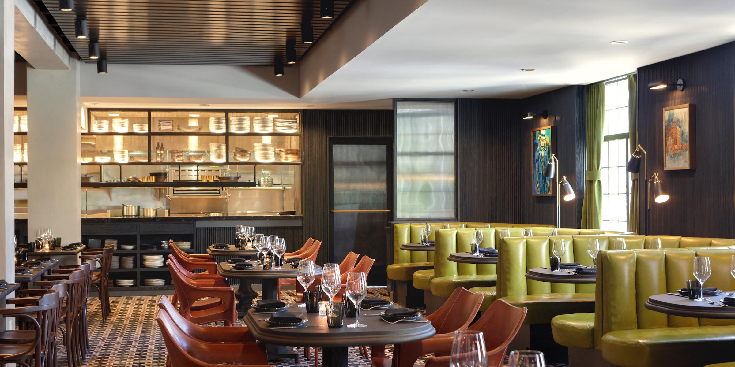 Das ganztägig geöffnete Restaurant im Erdgeschoss ist nach Fred Fielding Wilson, dem Architekten des ursprünglichen Armoury-Gebäudes, benannt und verfolgt einen innovativen Zugang zur Küche im Café-Stil. Mit saisonalen Gerichten von regionalen Erzeugern und Anbietern finden Sie köstliche Angebote für jeden Geschmack.