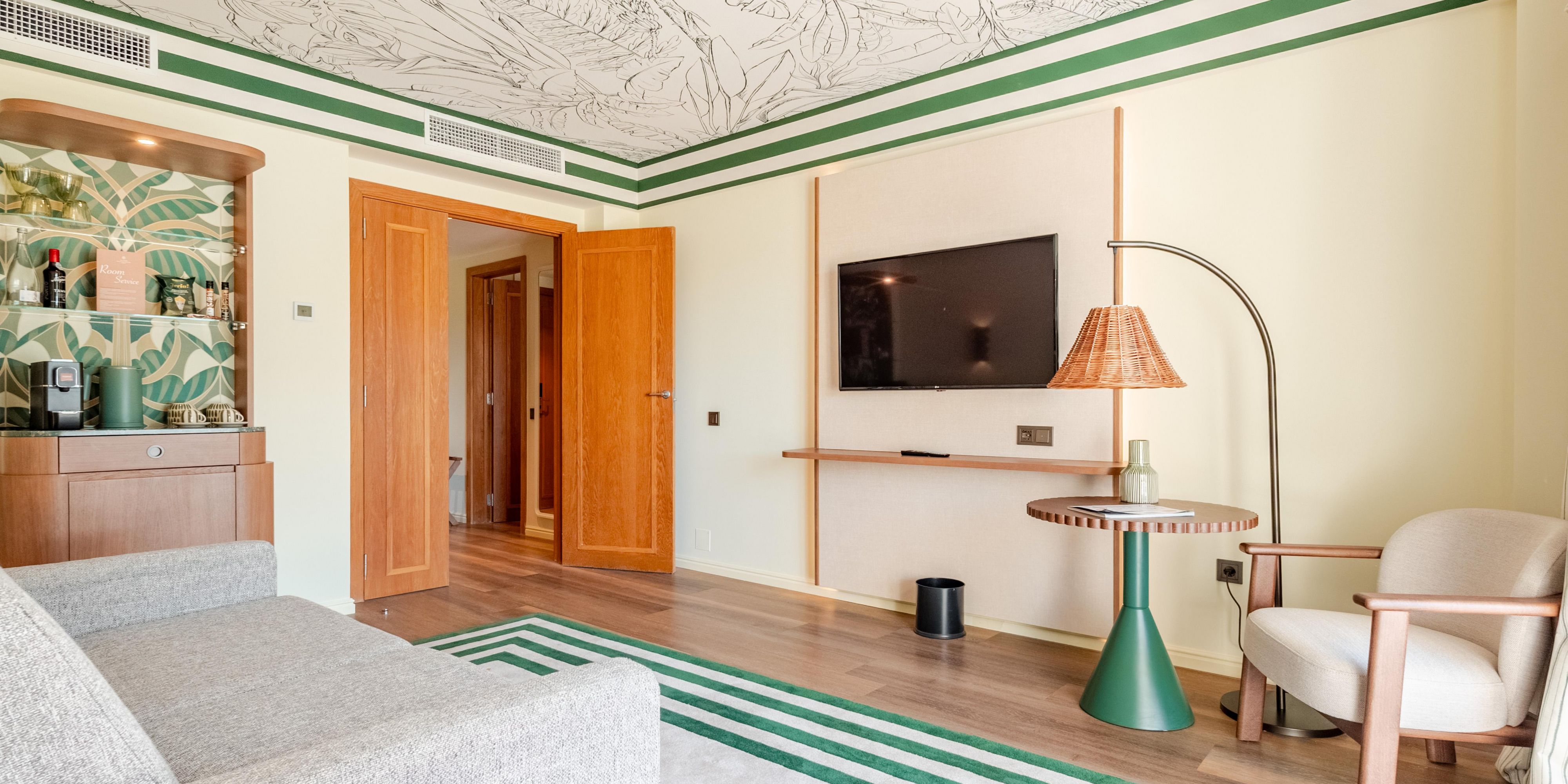 Spacious lounge with balcony in Cascais..
