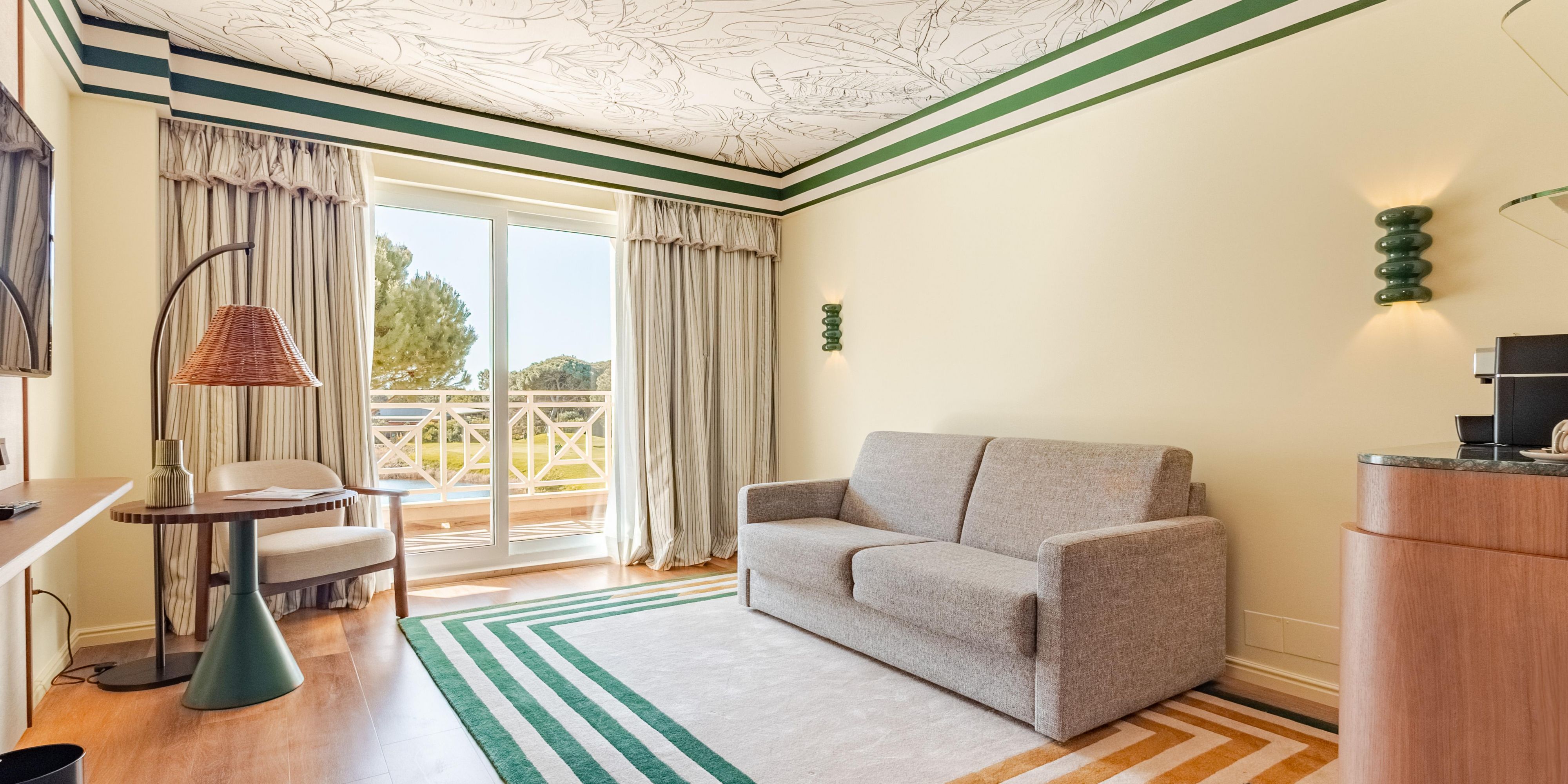 Spacious suite with balcony in Cascais.