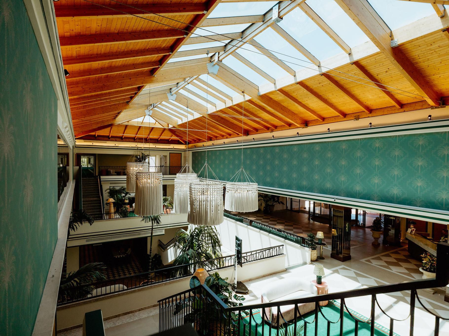 Bright lobby with contemporary style and relaxed ambiance. 