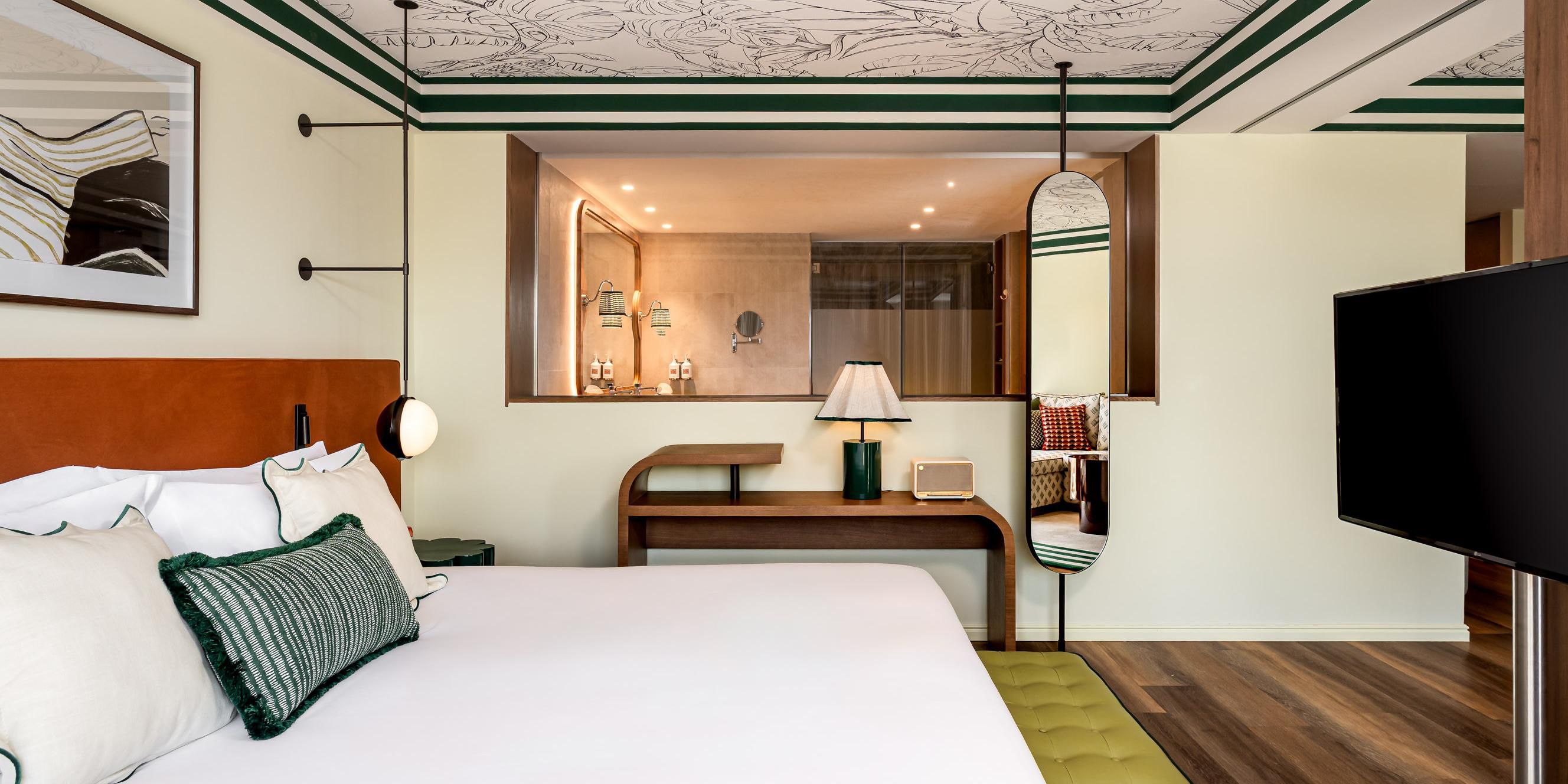 Spacious suite with terrace near Cascais coast.