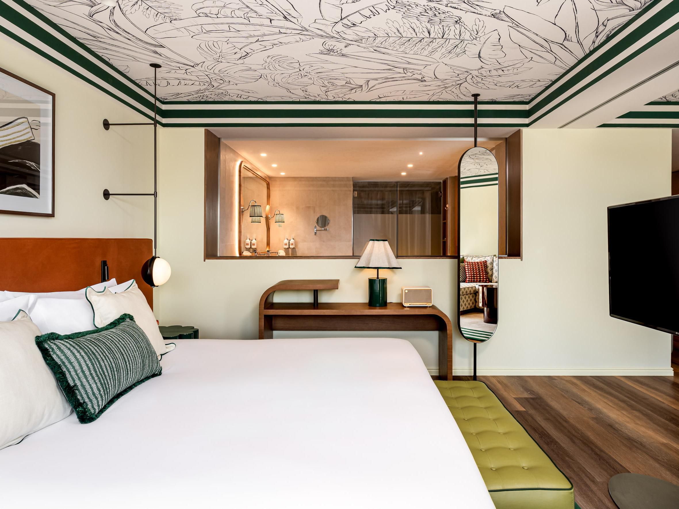 Spacious suite with terrace near Cascais coast.